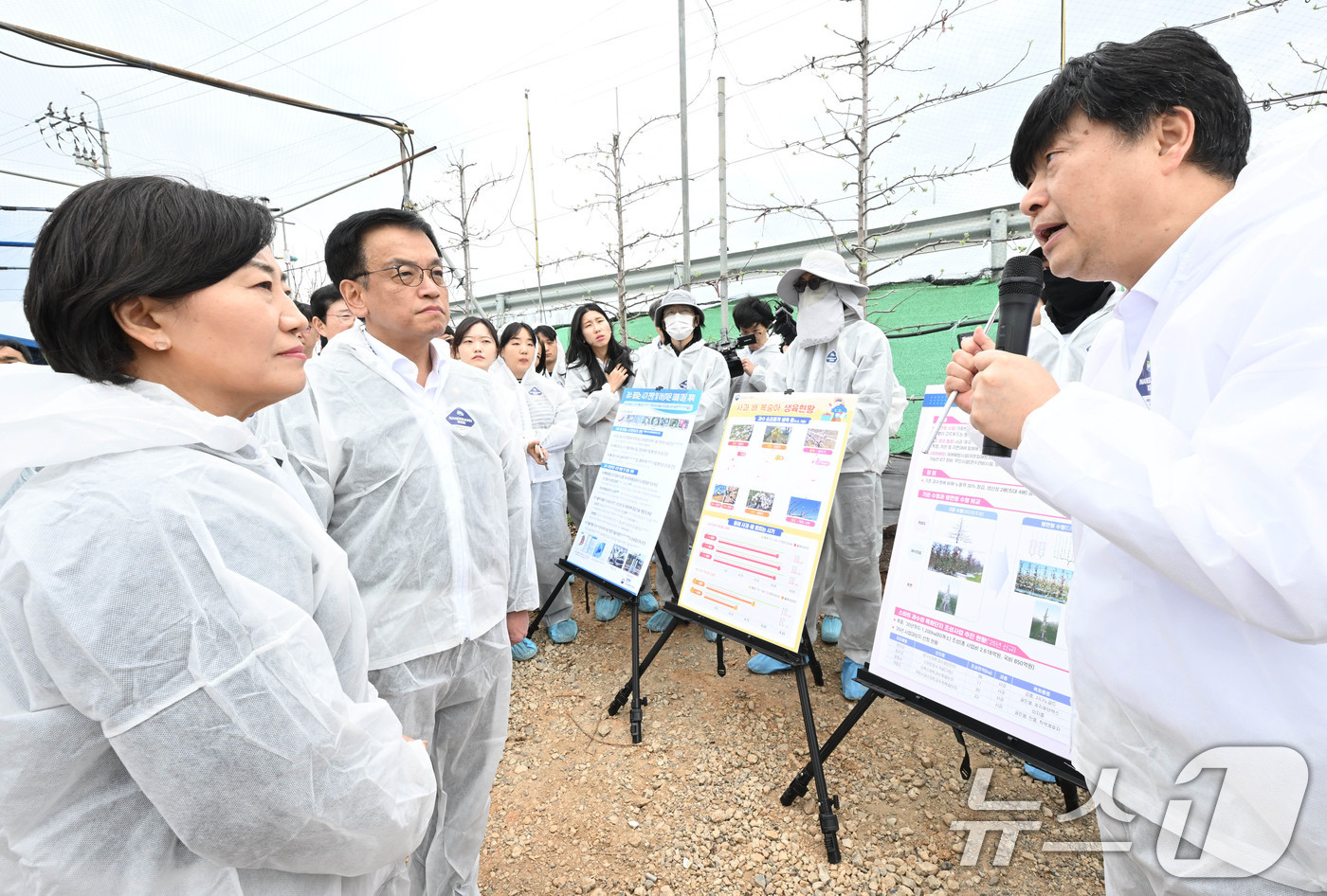 (서울=뉴스1) = 최상목 부총리 겸 기획재정부 장관이 송미령 농림축산식품부 장관과 함께 9일 충남 예산군 소재 사과 과수원인 내포농원을 방문해 관계자로부터 스마트 과수원 설명을 …
