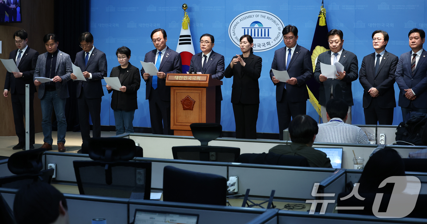 (서울=뉴스1) 김민지 기자 = 더불어민주당 초선의원 모임인 '더민초' 소속 의원들이 9일 오후 서울 여의도 국회 소통관에서 한덕수 대통령 권한대행 국무총리를 향해 이완규·함상훈 …