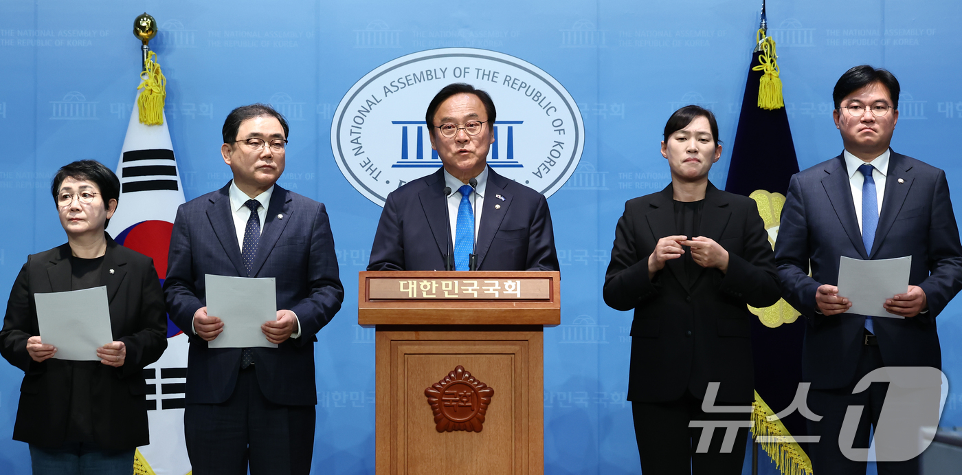 (서울=뉴스1) 김민지 기자 = 더불어민주당 초선의원 모임인 '더민초' 소속 의원들이 9일 오후 서울 여의도 국회 소통관에서 한덕수 대통령 권한대행 국무총리를 향해 이완규·함상훈 …