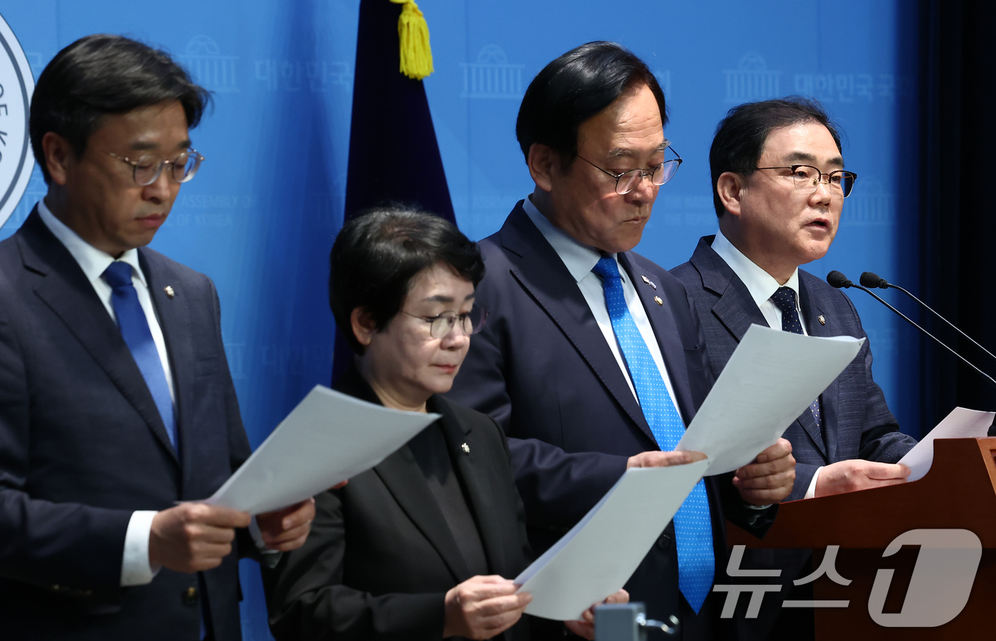 (서울=뉴스1) 김민지 기자 = 더불어민주당 초선의원 모임인 '더민초' 소속 의원들이 9일 오후 서울 여의도 국회 소통관에서 한덕수 대통령 권한대행 국무총리를 향해 이완규·함상훈 …