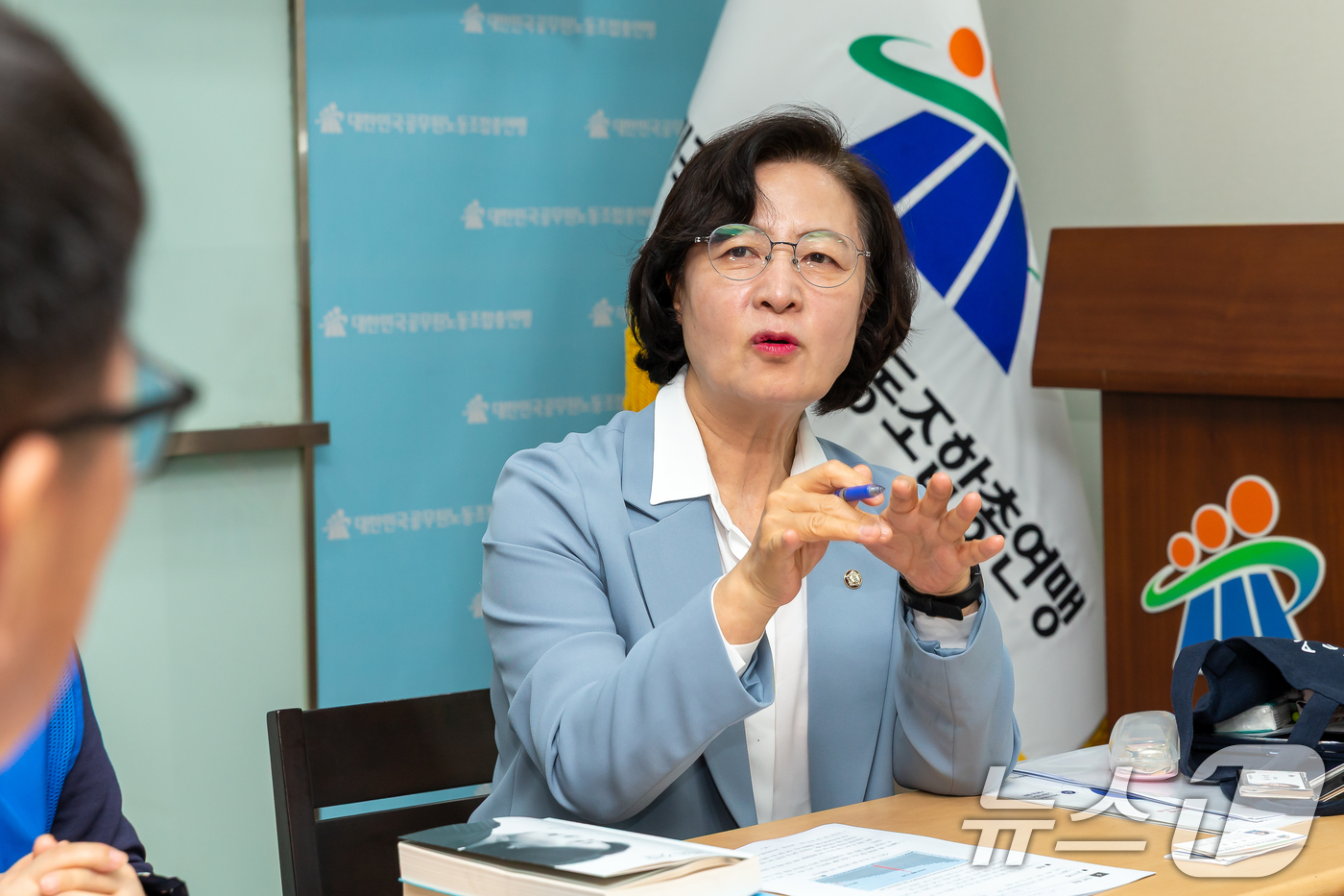 (서울=뉴스1) = 대한민국공무원노동조합총연맹(공노총)이 9일 서울 용산구 회의실에서 더물어민주당 추미애 의원과 공무원 정치기본권 보장을 포함한 주요 의제에 대한 정책 간담회를 진 …