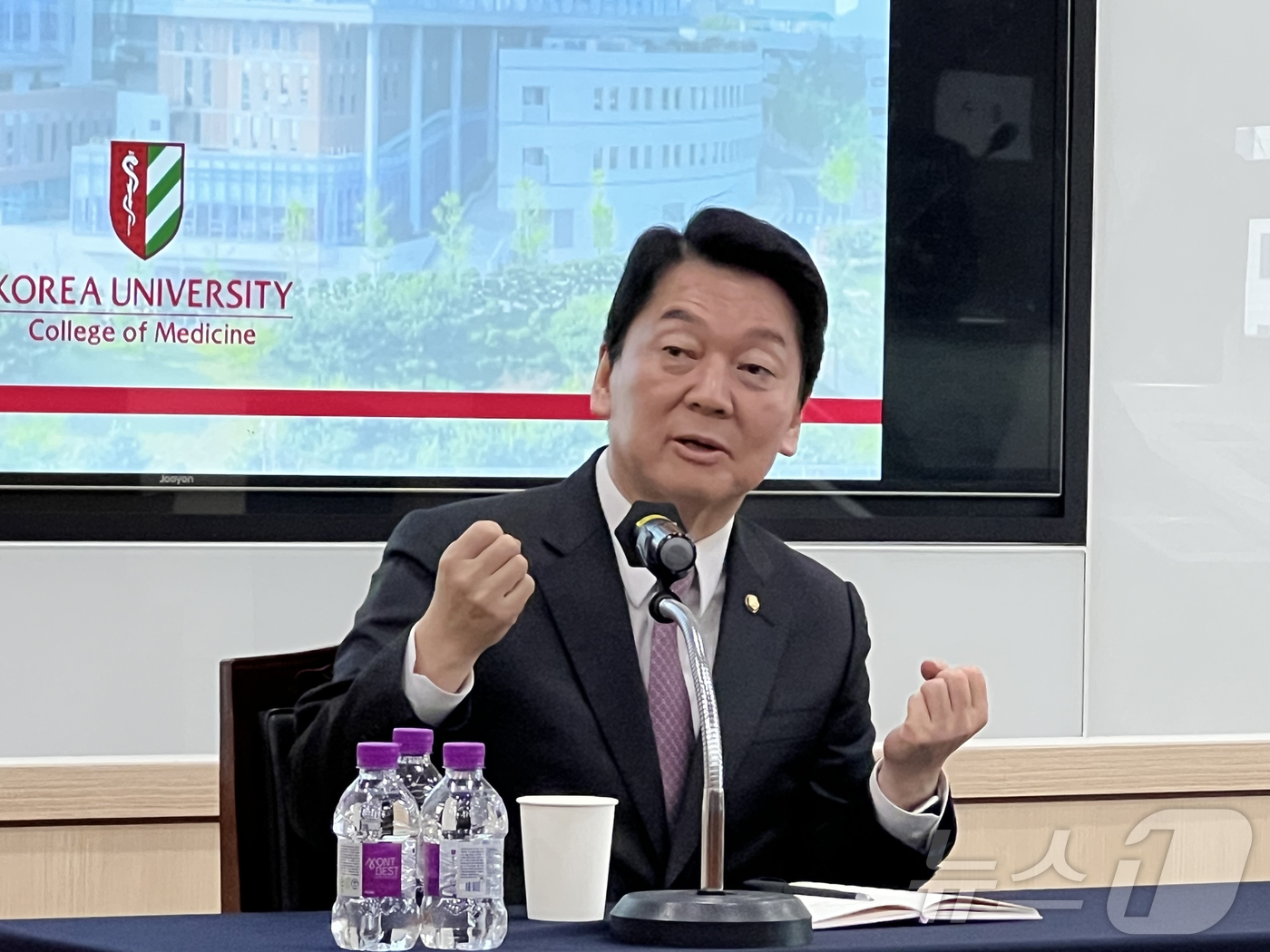 (서울=뉴스1) = 대선 출마를 선언한 안철수 국민의힘 의원이 9일 서울 성북구 고려대학교 의과대학에서 의료정책간담회를 하고 있다. (안철수 캠프 제공, 재판매 및 DB 금지) 2 …