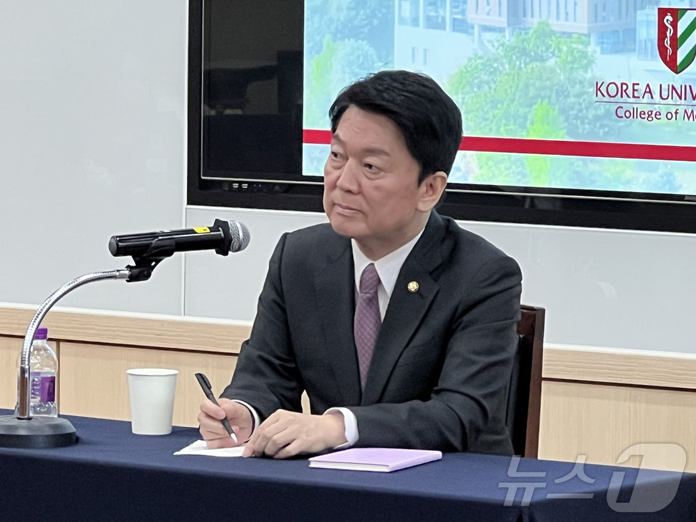 (서울=뉴스1) = 대선 출마를 선언한 안철수 국민의힘 의원이 9일 서울 성북구 고려대학교 의과대학에서 의료정책간담회를 하고 있다. (안철수 캠프 제공, 재판매 및 DB 금지) 2 …