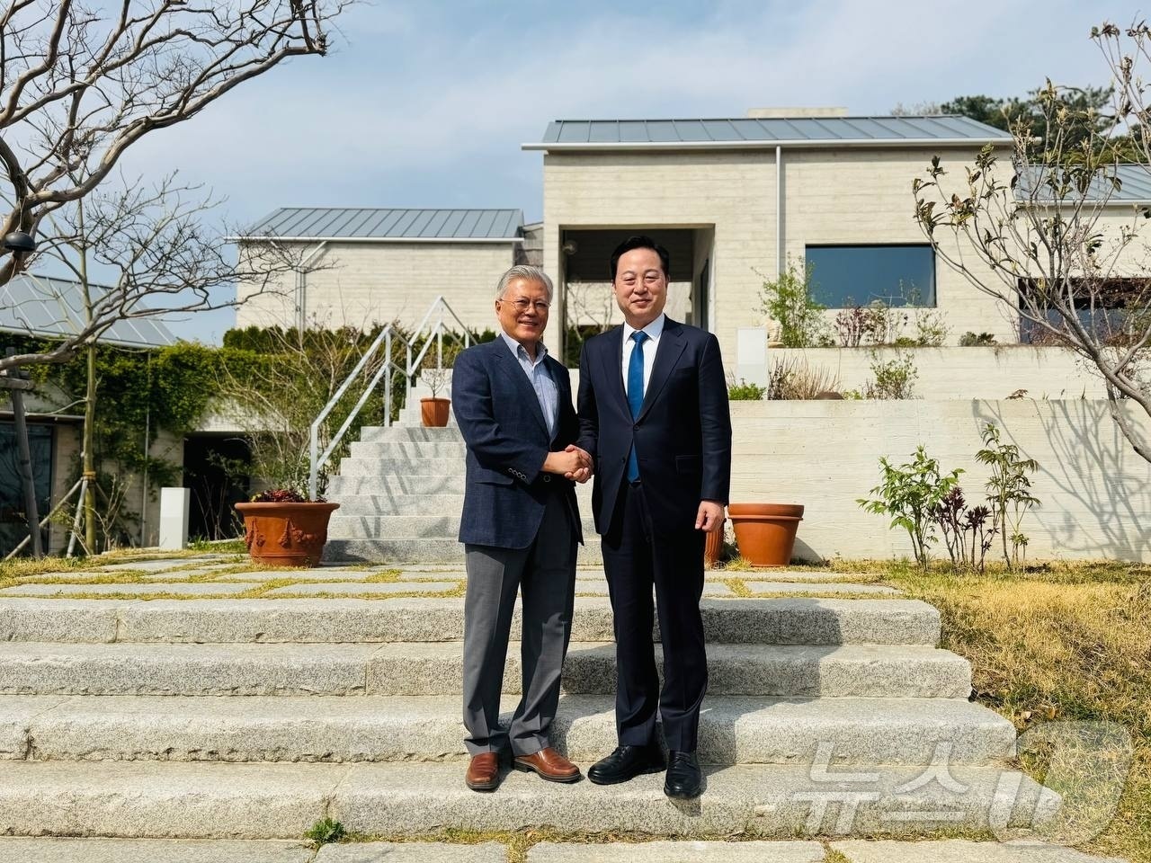 (서울=뉴스1) = 대선 출마를 선언한 김두관 전 의원이 9일 경남 양산시 평산마을을 찾아 문재인 전 대통령을 예방하고 있다. (김두관 캠프 제공, 재판매 및 DB 금지) 2025 …