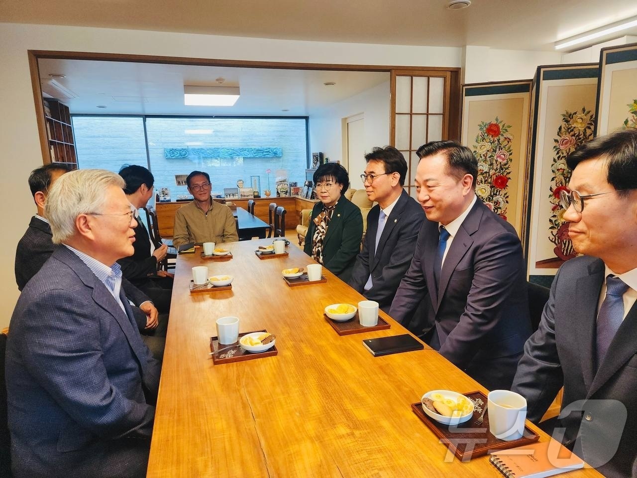 (서울=뉴스1) = 대선 출마를 선언한 김두관 전 의원이 9일 경남 양산시 평산마을을 찾아 문재인 전 대통령을 예방하고 있다. (김두관 캠프 제공, 재판매 및 DB 금지) 2025 …