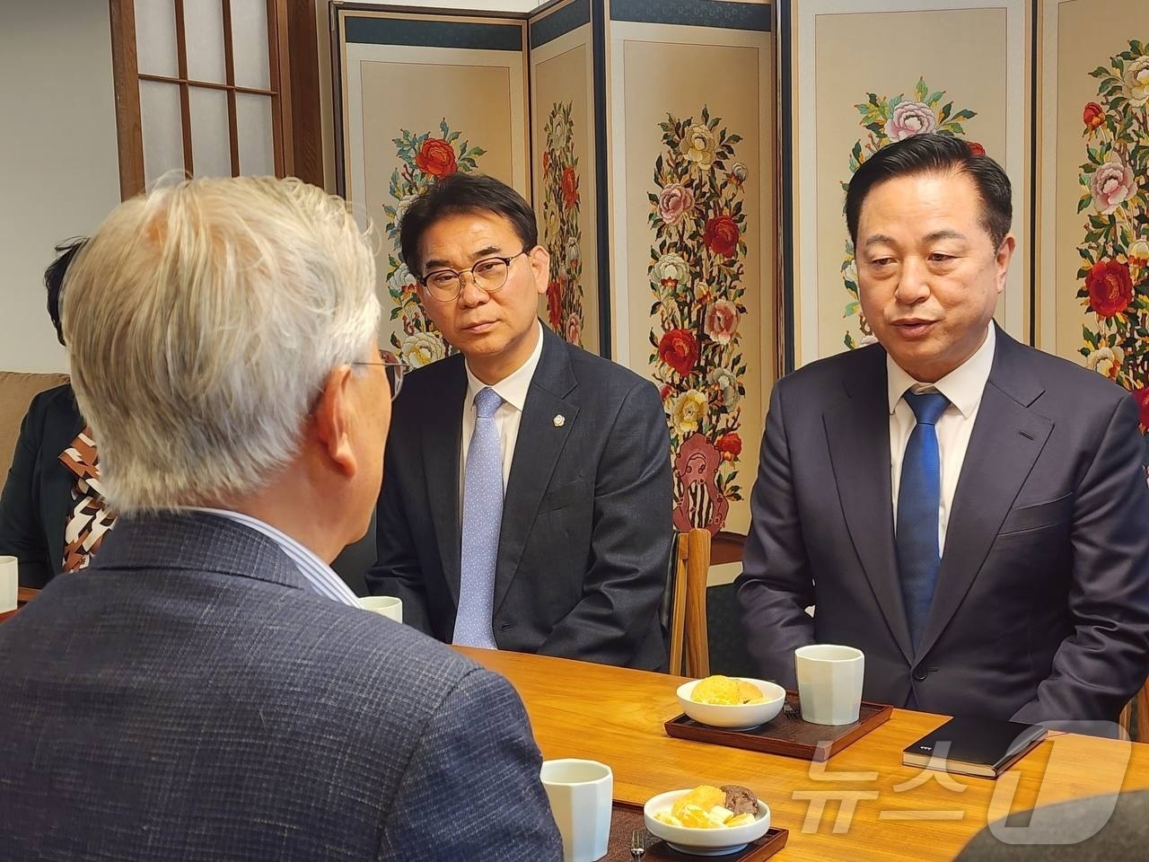 (서울=뉴스1) = 대선 출마를 선언한 김두관 전 의원이 9일 경남 양산시 평산마을을 찾아 문재인 전 대통령을 예방하고 있다. (김두관 캠프 제공, 재판매 및 DB 금지) 2025 …