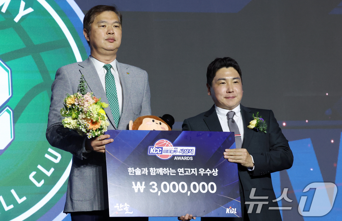 (서울=뉴스1) 김명섭 기자 = 김정욱 한솔 대표이사가 9일 서울 강남구 그랜드 인터컨티넨탈 서울 파르나스에서 열린 2024-2025 KCC 프로농구 시상식에서 원주 동부프로미에게 …