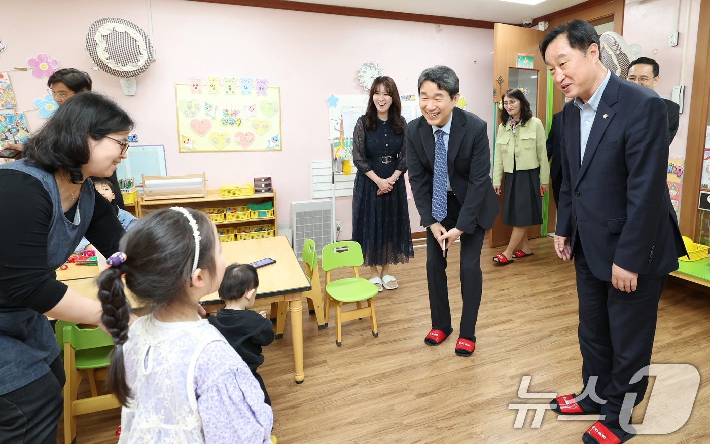 (서울=뉴스1) = 이주호 부총리 겸 교육부 장관이 9일 경기도 한 어린이집을 방문해 어린이집 원장과 보육교직원들의 애로사항 등 현장 의견을 청취하고 시설을 참관하고 있다. (교육 …