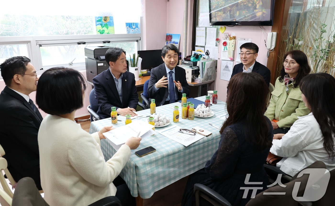 (서울=뉴스1) = 이주호 부총리 겸 교육부 장관이 9일 경기도 한 어린이집을 방문해 어린이집 원장과 보육교직원들의 애로사항 등 현장 의견을 청취하고 시설을 참관하고 있다. (교육 …