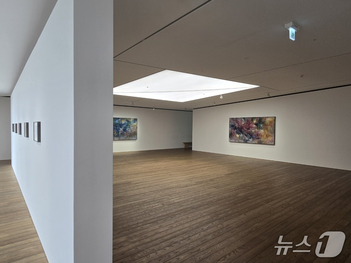 본문 이미지 - 나이젤 쿡 '씨 미러'展 전시 전경. ⓒ 뉴스1 김정한 기자