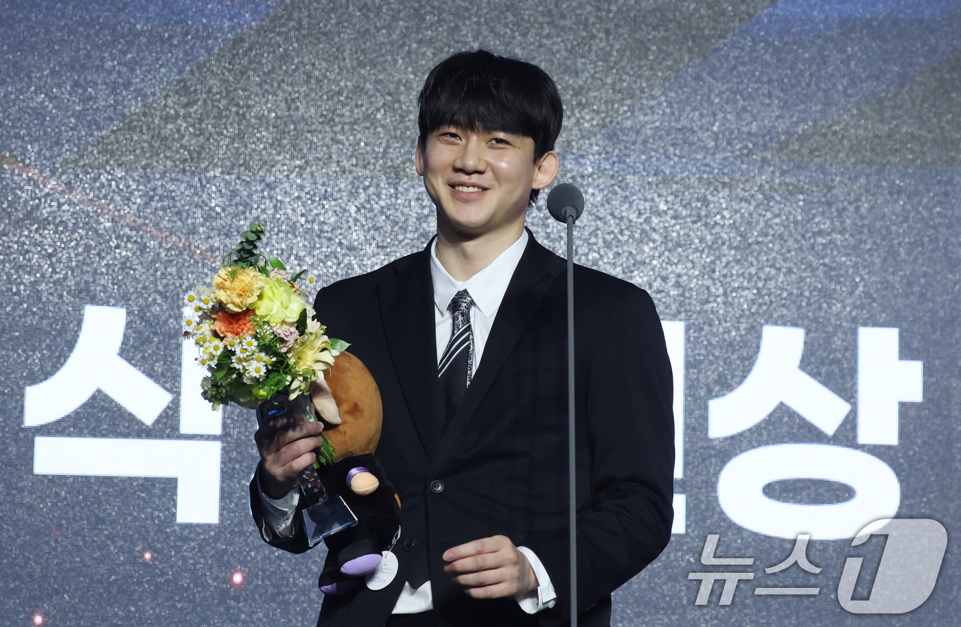 (서울=뉴스1) 김명섭 기자 = KT 박준영이  9일 서울 강남구 그랜드 인터컨티넨탈 서울 파르나스에서 열린 2024-2025 KCC 프로농구 시상식에서 식스맨상 수상 소감을 밝히 …