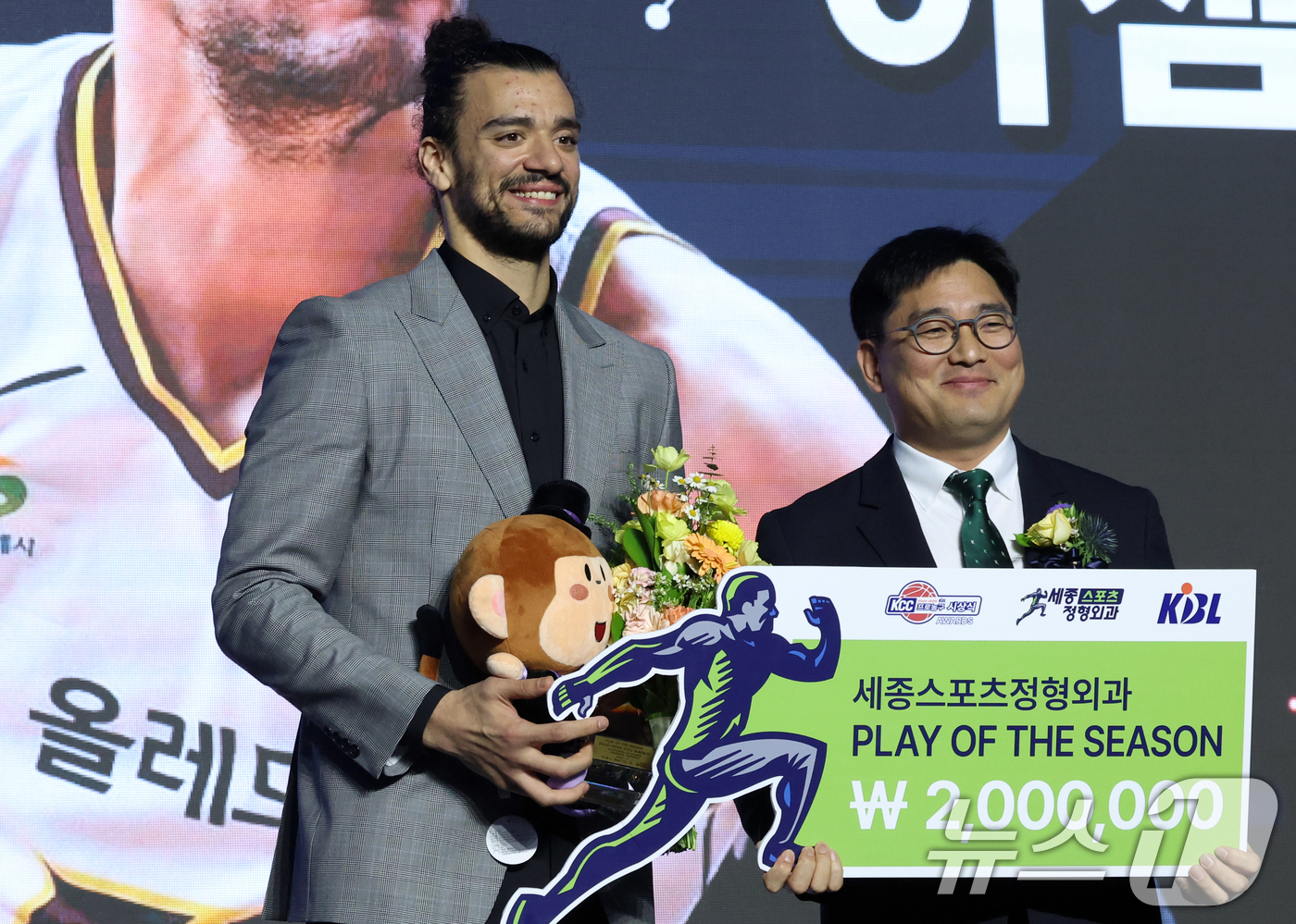 (서울=뉴스1) 김명섭 기자 = LG 아셈 마레이가  9일 서울 강남구 그랜드 인터컨티넨탈 서울 파르나스에서 열린 2024-2025 KCC 프로농구 시상식에서 'PLAY OF TH …