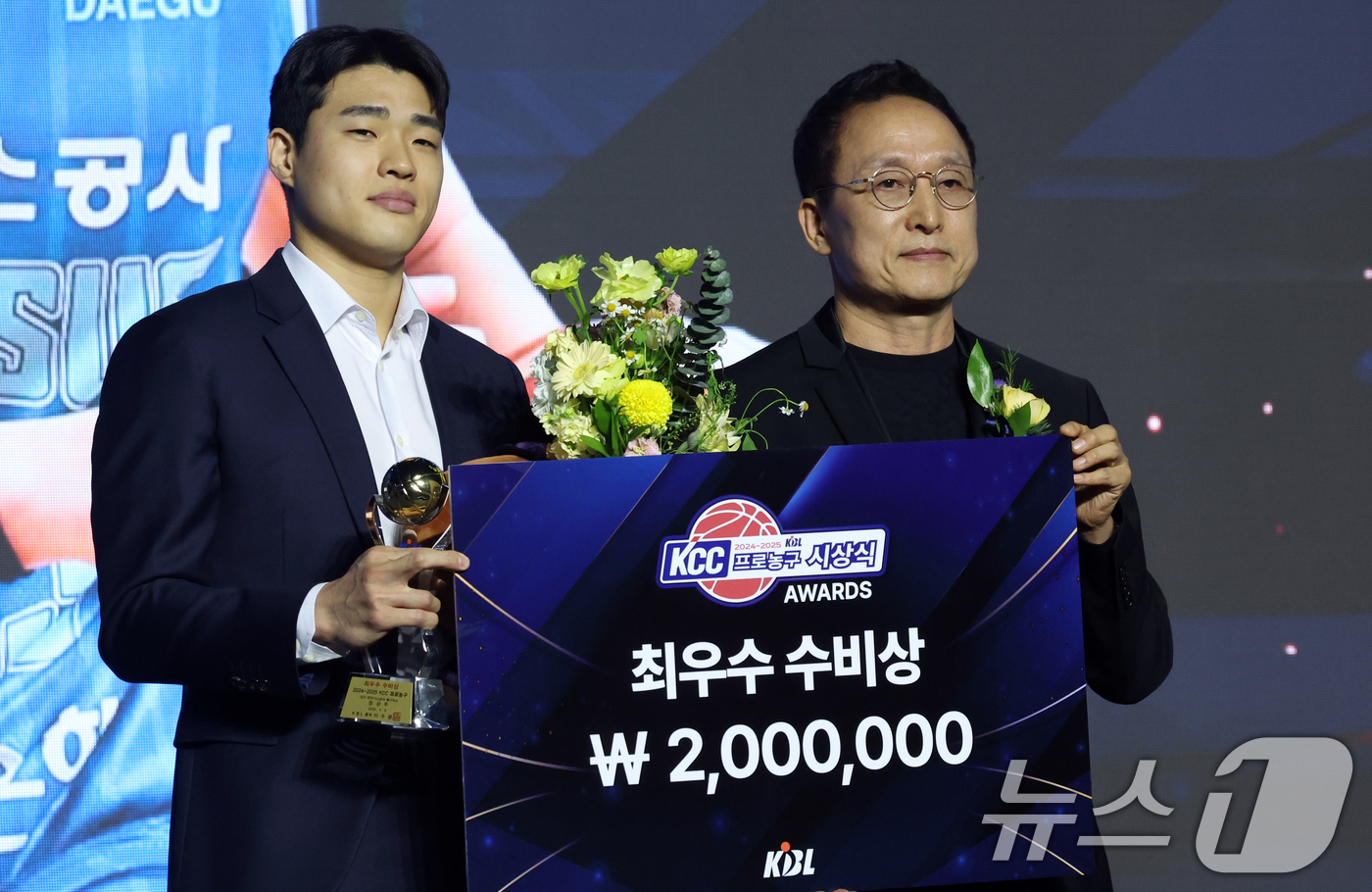 (서울=뉴스1) 김명섭 기자 = 한국가스공사 정성우가  9일 서울 강남구 그랜드 인터컨티넨탈 서울 파르나스에서 열린 2024-2025 KCC 프로농구 시상식에서 최우수 수비상을 수 …