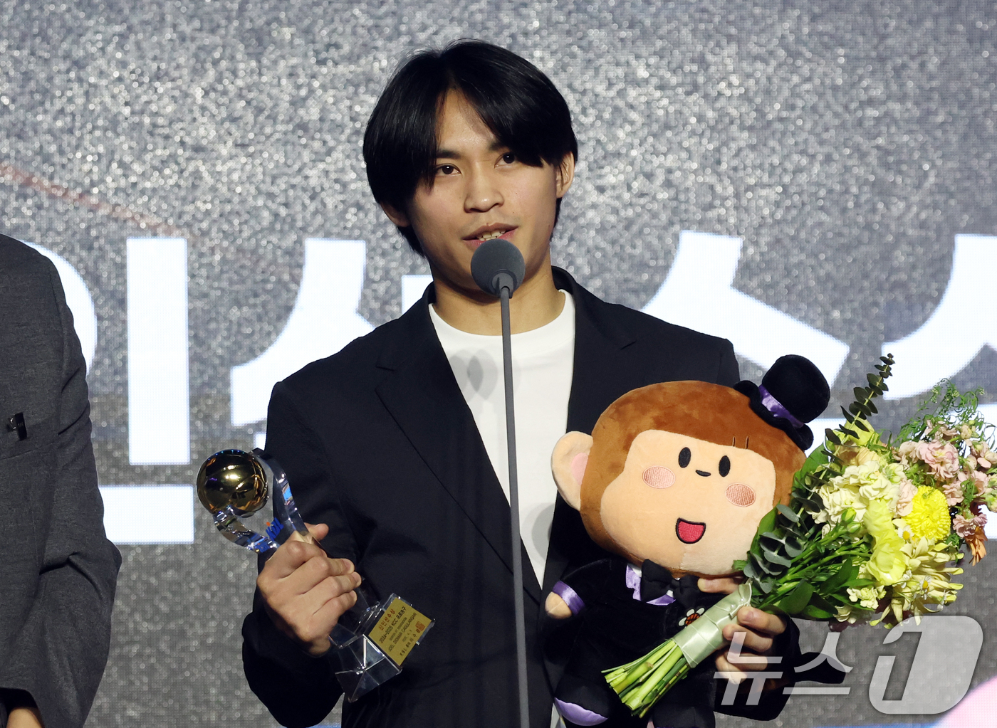 (서울=뉴스1) 김명섭 기자 = KT 조엘 카굴랑안이 9일 서울 강남구 그랜드 인터컨티넨탈 서울 파르나스에서 열린 2024-2025 KCC 프로농구 시상식에서 신인선수상 수상소감을 …