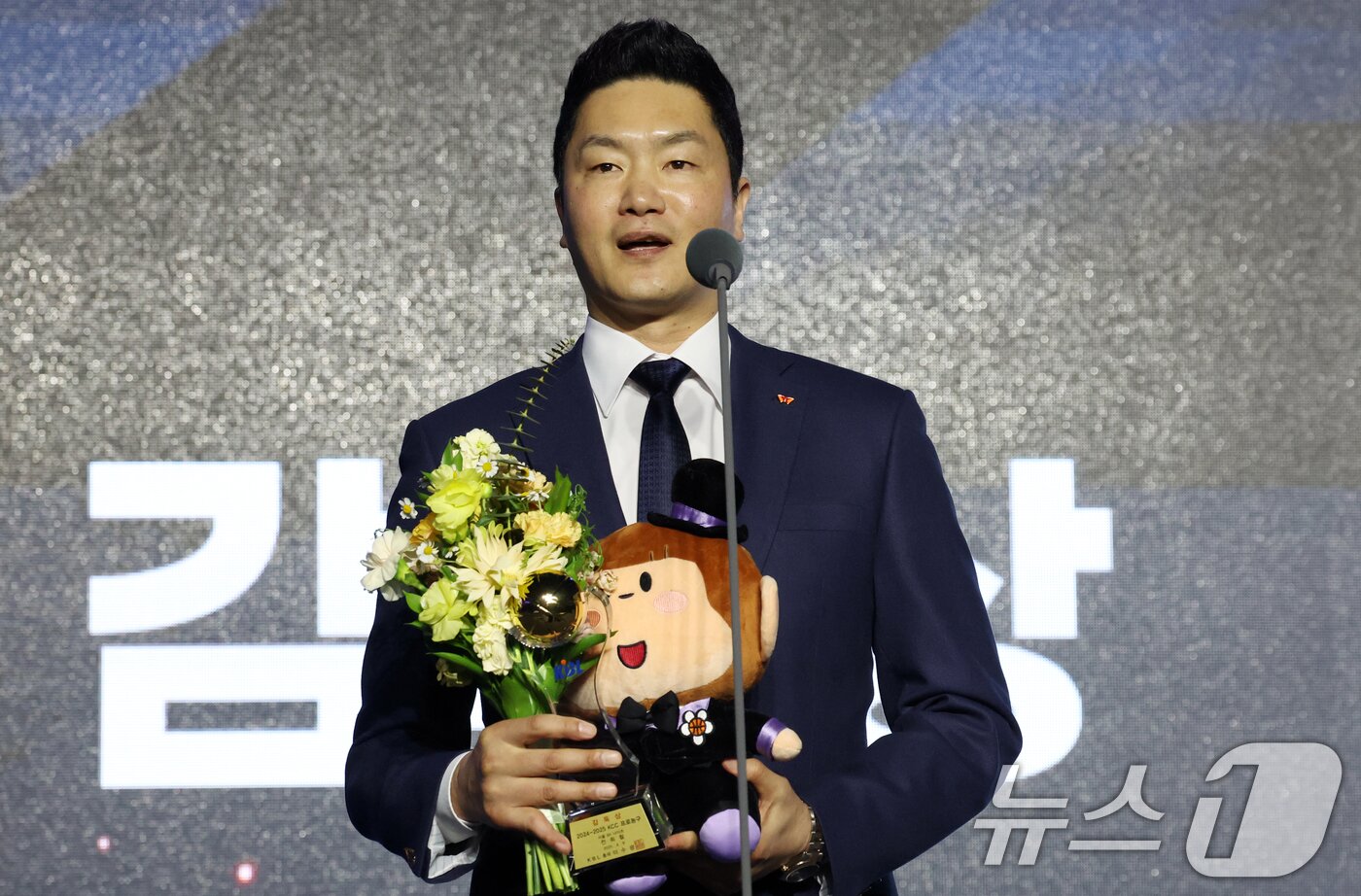 본문 이미지 - SK 전희철 감독이 9일 서울 강남구 그랜드 인터컨티넨탈 서울 파르나스에서 열린 2024-2025 KCC 프로농구 시상식에서 감독상 수상소감을 밝히고 있다. 2025.4.9/뉴스1 ⓒ News1 김명섭 기자