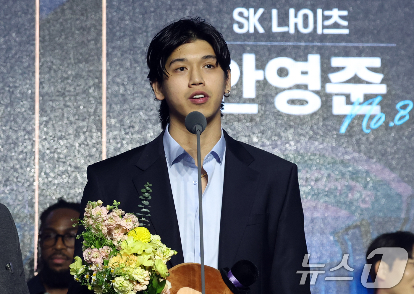 (서울=뉴스1) 김명섭 기자 = LG 칼 타마요가  9일 서울 강남구 그랜드 인터컨티넨탈 서울 파르나스에서 열린 2024-2025 KCC 프로농구 시상식에서 BEST5를 수상소감을 …