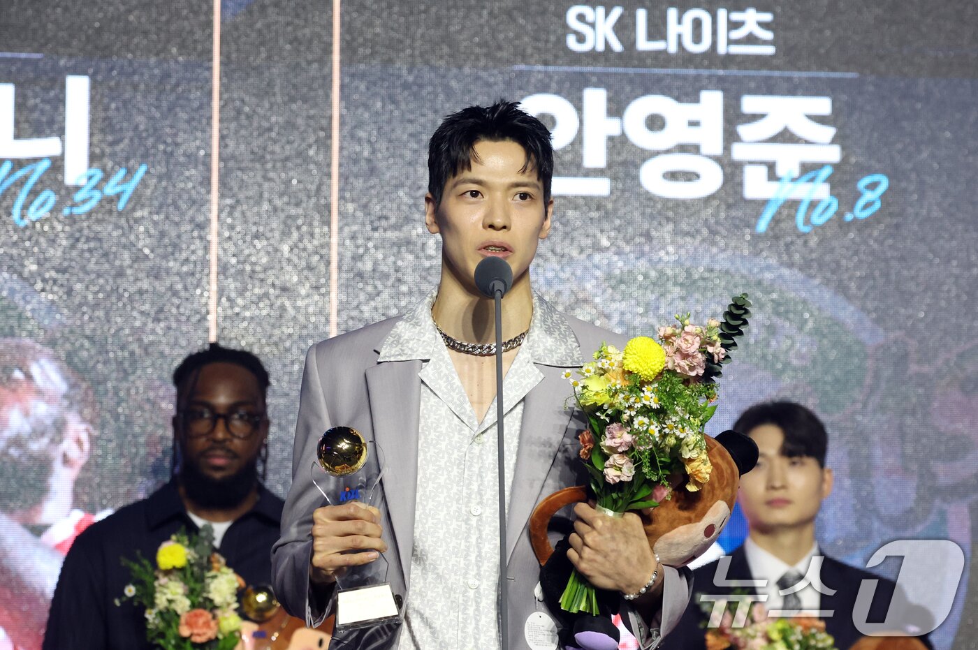 본문 이미지 - LG 김선형이 9일 서울 강남구 그랜드 인터컨티넨탈 서울 파르나스에서 열린 2024-2025 KCC 프로농구 시상식에서 BEST5를 수상소감을 밝히고 있다. 2025.4.9/뉴스1 ⓒ News1 김명섭 기자