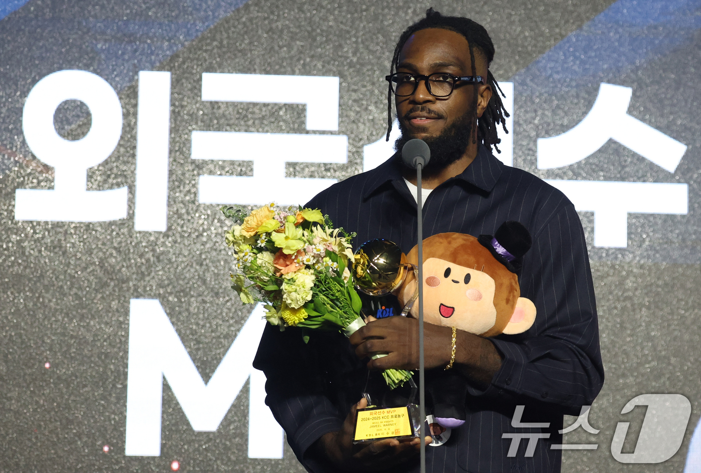 (서울=뉴스1) 김명섭 기자 = SK 자밀 워니가  9일 서울 강남구 그랜드 인터컨티넨탈 서울 파르나스에서 열린 2024-2025 KCC 프로농구 시상식에서 외국인선수 MVP 수상 …