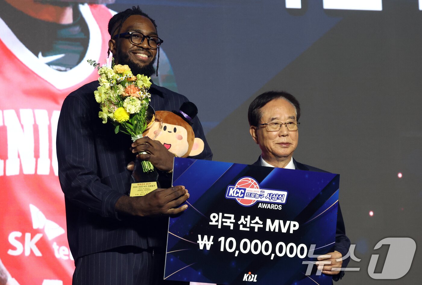본문 이미지 - SK 자밀 워니가 9일 서울 강남구 그랜드 인터컨티넨탈 서울 파르나스에서 열린 2024-2025 KCC 프로농구 시상식에서 외국인선수 MVP 수상을 하고 있다. 2025.4.9/뉴스1 ⓒ News1 김명섭 기자