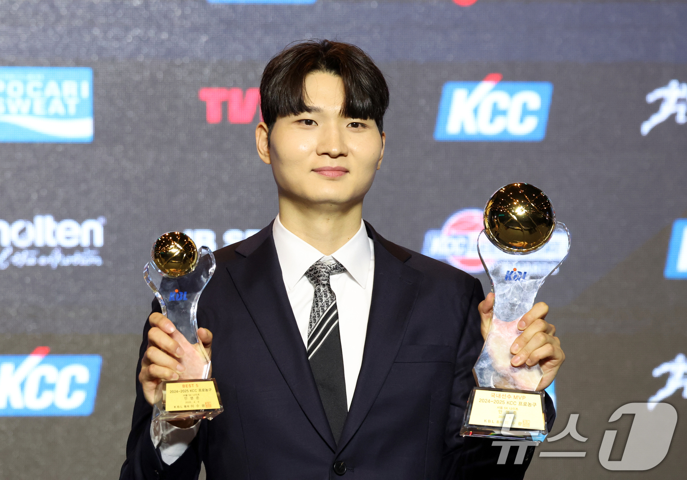 (서울=뉴스1) 김명섭 기자 = SK 안영준이 9일 서울 강남구 그랜드 인터컨티넨탈 서울 파르나스에서 열린 2024-2025 KCC 프로농구 시상식에서 국내선수 MVP 수상, 포즈 …