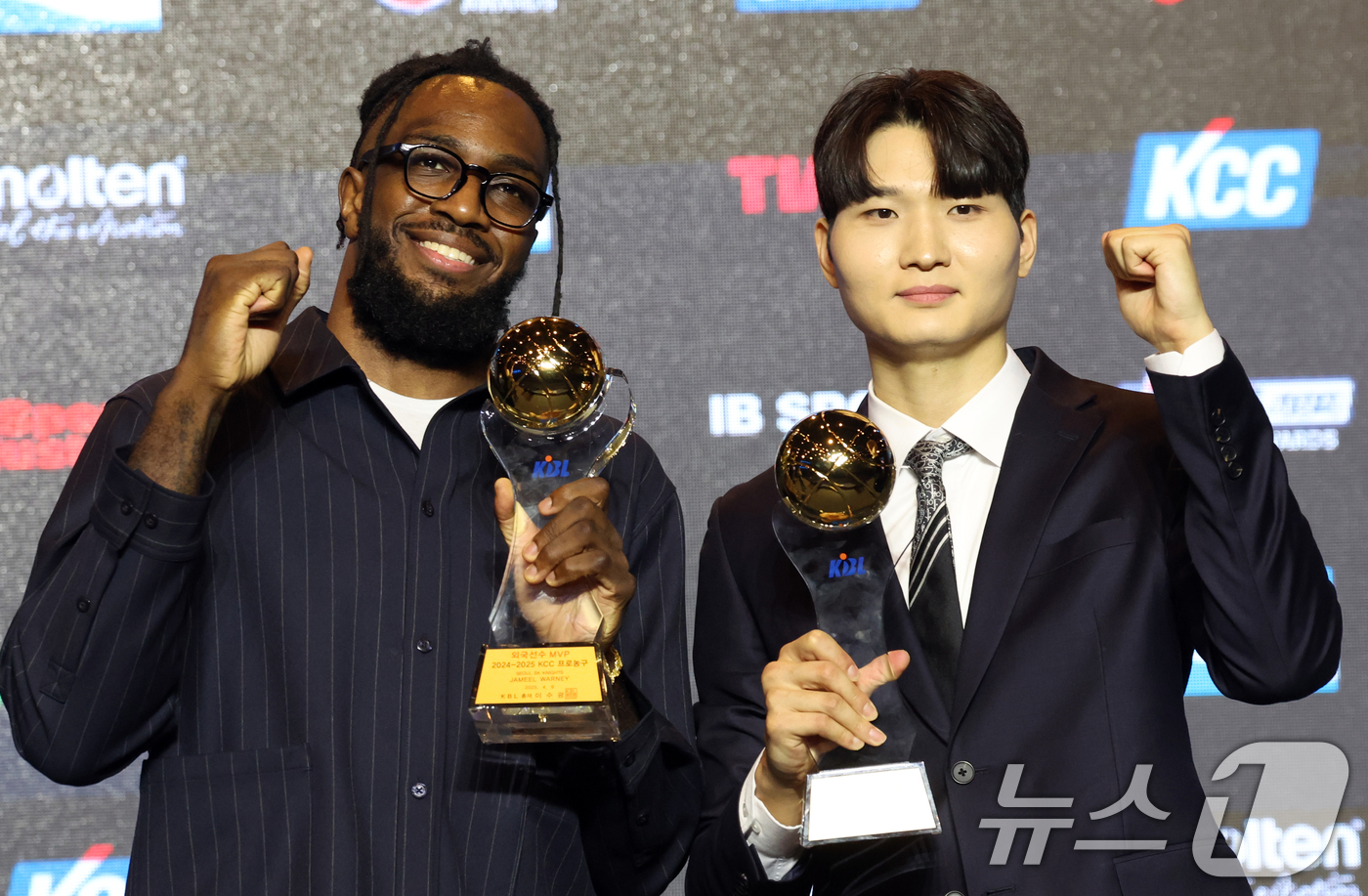 (서울=뉴스1) 김명섭 기자 = SK 안영준과 자밀워니가 9일 서울 강남구 그랜드 인터컨티넨탈 서울 파르나스에서 열린 2024-2025 KCC 프로농구 시상식에서 국내선수 MVP와 …