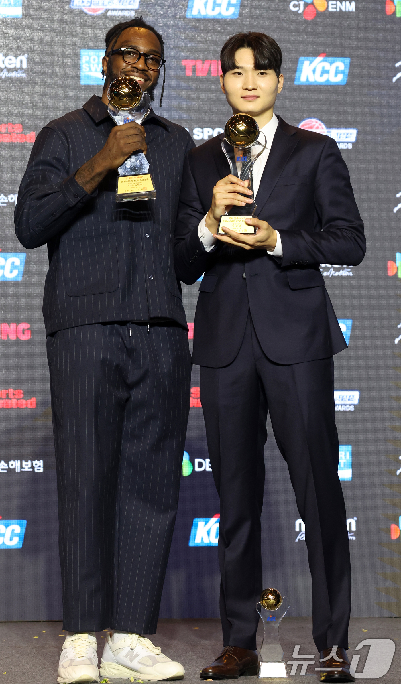 (서울=뉴스1) 김명섭 기자 = SK 안영준과 자밀워니가 9일 서울 강남구 그랜드 인터컨티넨탈 서울 파르나스에서 열린 2024-2025 KCC 프로농구 시상식에서 국내선수 MVP와 …
