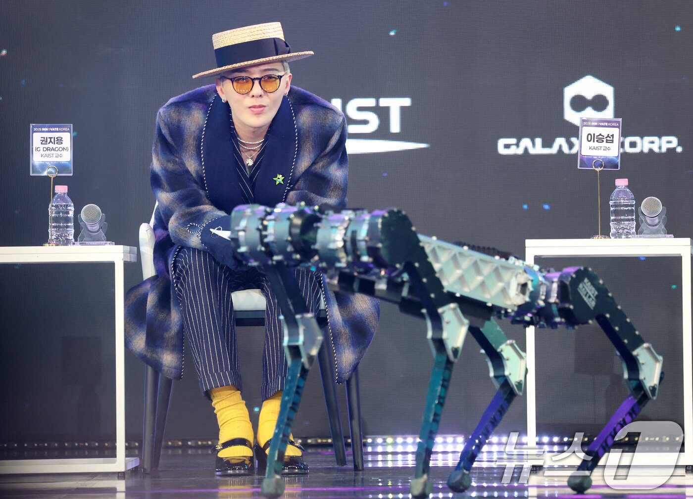 본문 이미지 - 빅뱅 지드래곤&#40;GD, 본명 권지용&#41;이 9일 오후 대전 유성구 카이스트 본원 류근철 스포츠 컴플렉스에서 열린 &#39;이노베이트 코리아 2025&#39; 스페셜 토크쇼에서 노래 &#39;파워&#39;에 맞춰 춤을 추는 사족 보행로봇을 바라보고 있다.  ⓒ News1 권현진 기자