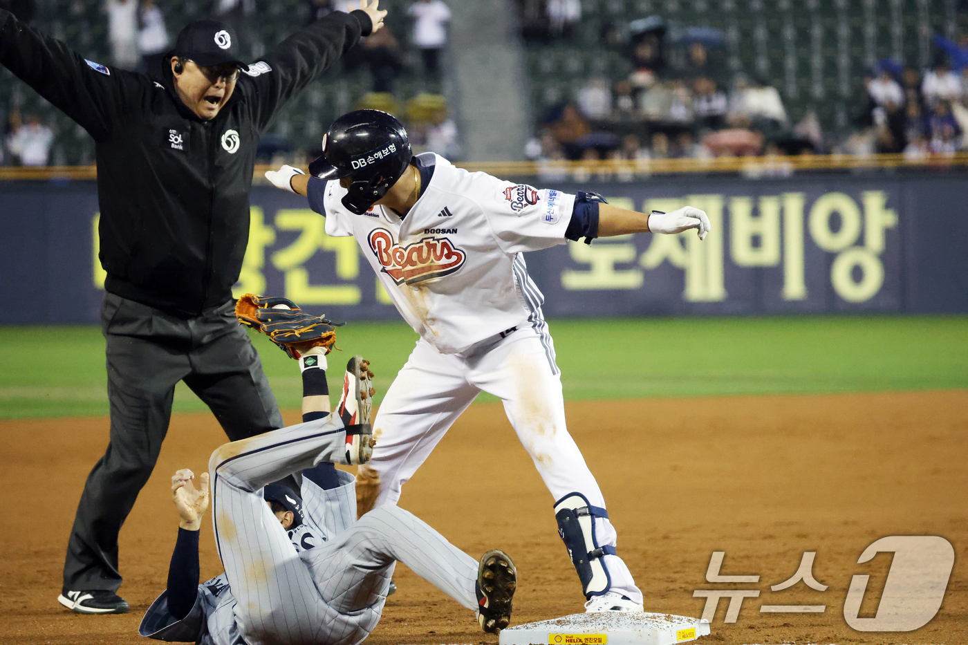 (서울=뉴스1) 오대일 기자 = 9일 오후 서울 송파구 잠실야구장에서 열린 프로야구 '2025 신한 SOL 뱅크 KBO리그' 한화 이글스와 두산 베어스의 경기 2회말 두산 공격 2 …