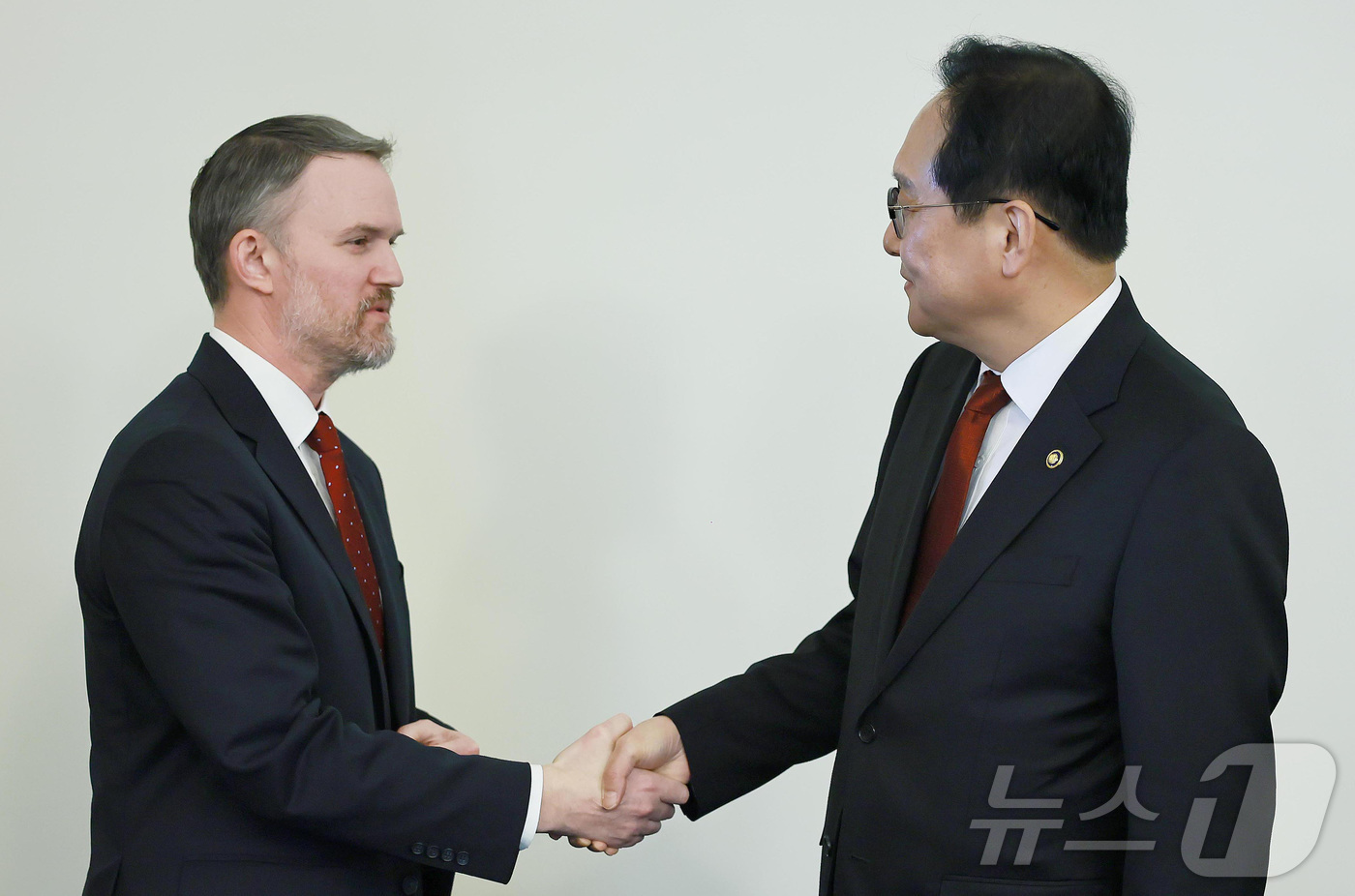 (서울=뉴스1) = 정인교 산업통상자원부 통상교섭본부장이 8일(현지시간) 미국 워싱턴 D.C. 미국 무역대표부 회의실에서 제이미슨 그리어(Jamieson Greer) 미국 무역대표 …