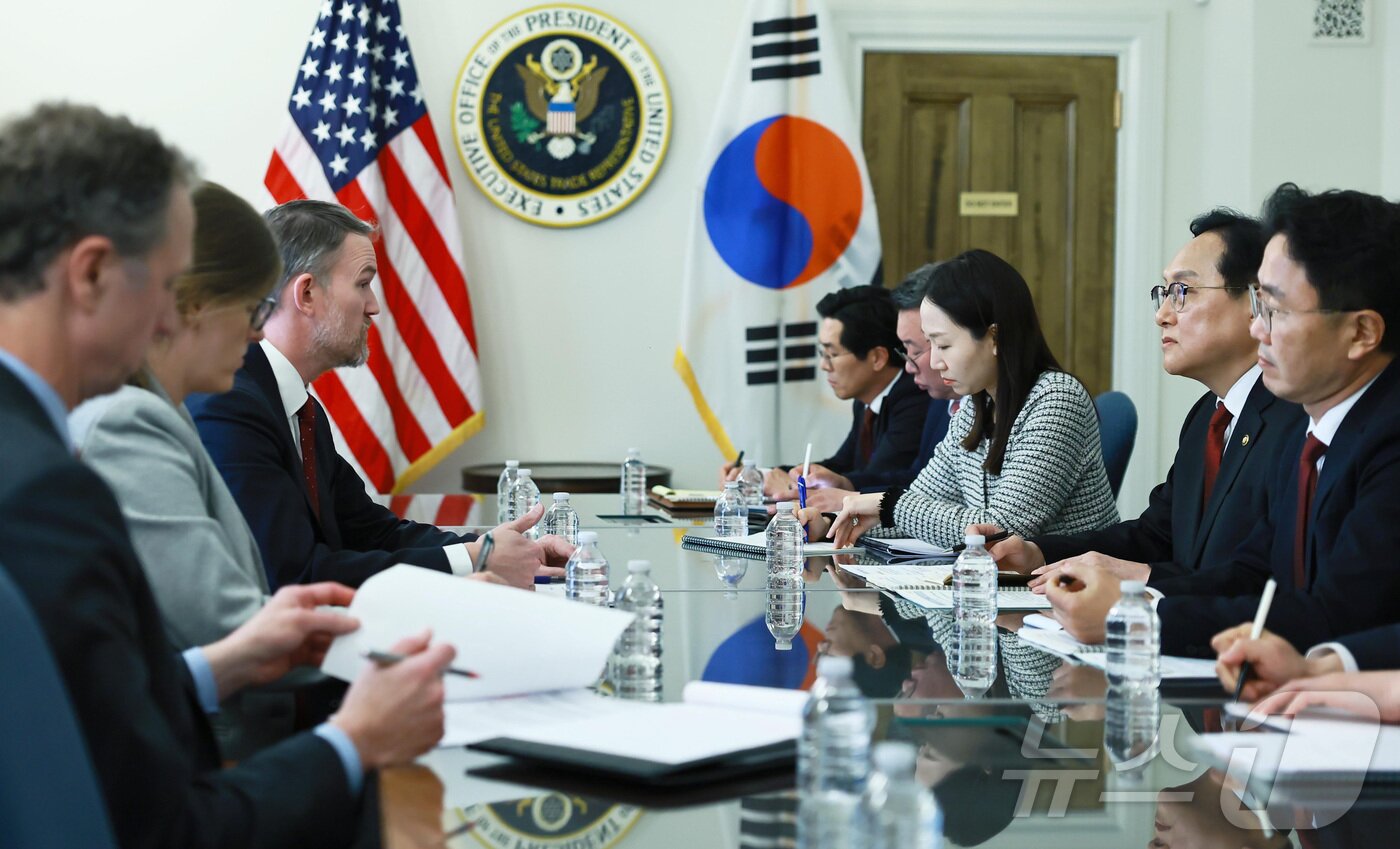 본문 이미지 - 정인교 산업통상자원부 통상교섭본부장이 지난 8일(현지시간) 미국 워싱턴 D.C. 미국 무역대표부 회의실에서 제이미슨 그리어(Jamieson Greer) 미국 무역대표부 대표와 면담을 갖고, 미국 관세조치 등 통상현안을 논의하고 있다. (산업통상자원부 제공. 재판매 및 DB 금지) 2025.4.9/뉴스1