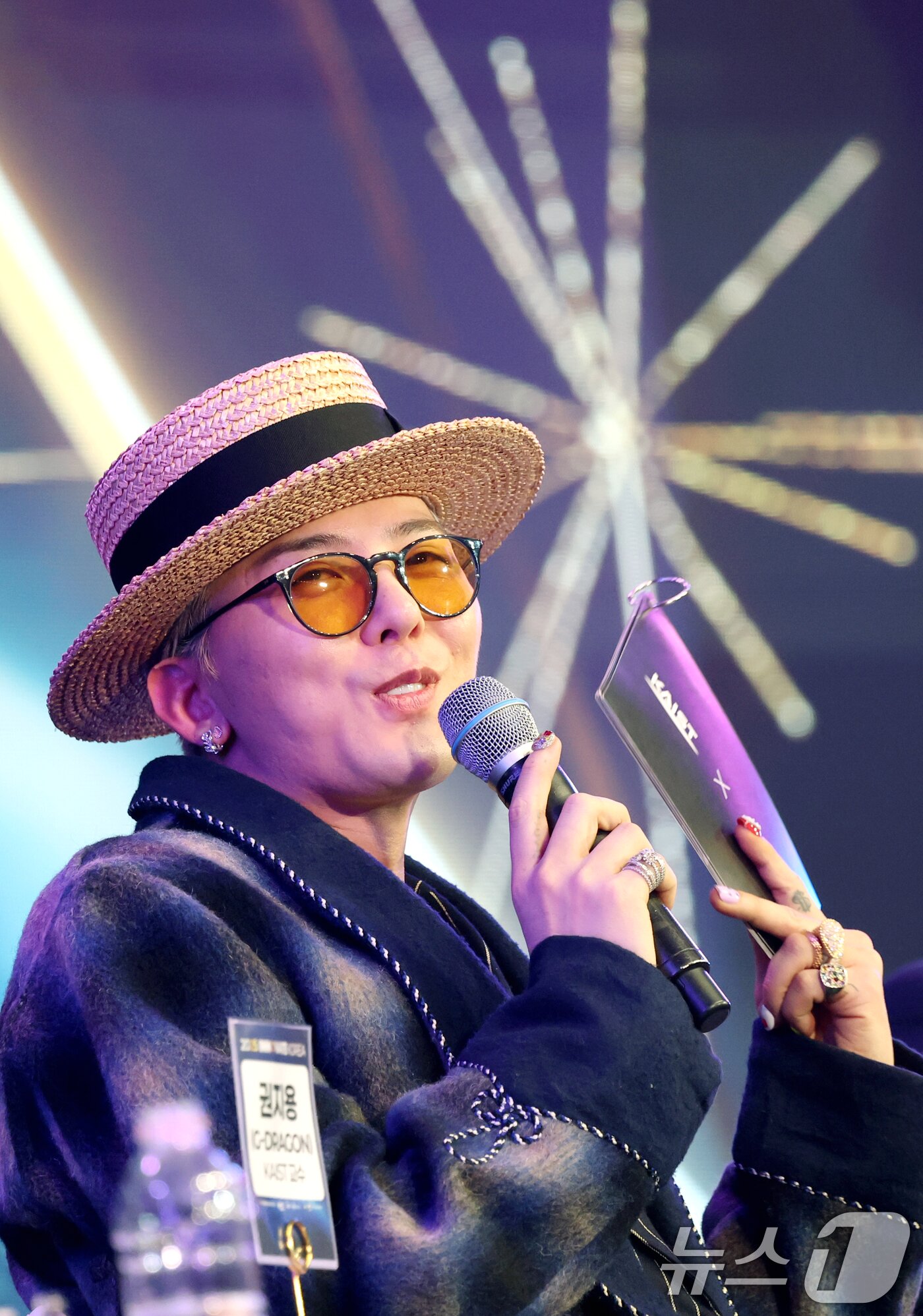 본문 이미지 - 빅뱅 지드래곤&#40;GD, 본명 권지용&#41;이 9일 오후 대전 유성구 카이스트 본원 류근철 스포츠 컴플렉스에서 열린 &#39;이노베이트 코리아 2025&#39; 스페셜 토크쇼에서 &#39;AI엔터테크의 미래&#39;를 주제로 이야기를 하고 있다. ⓒ News1 권현진 기자