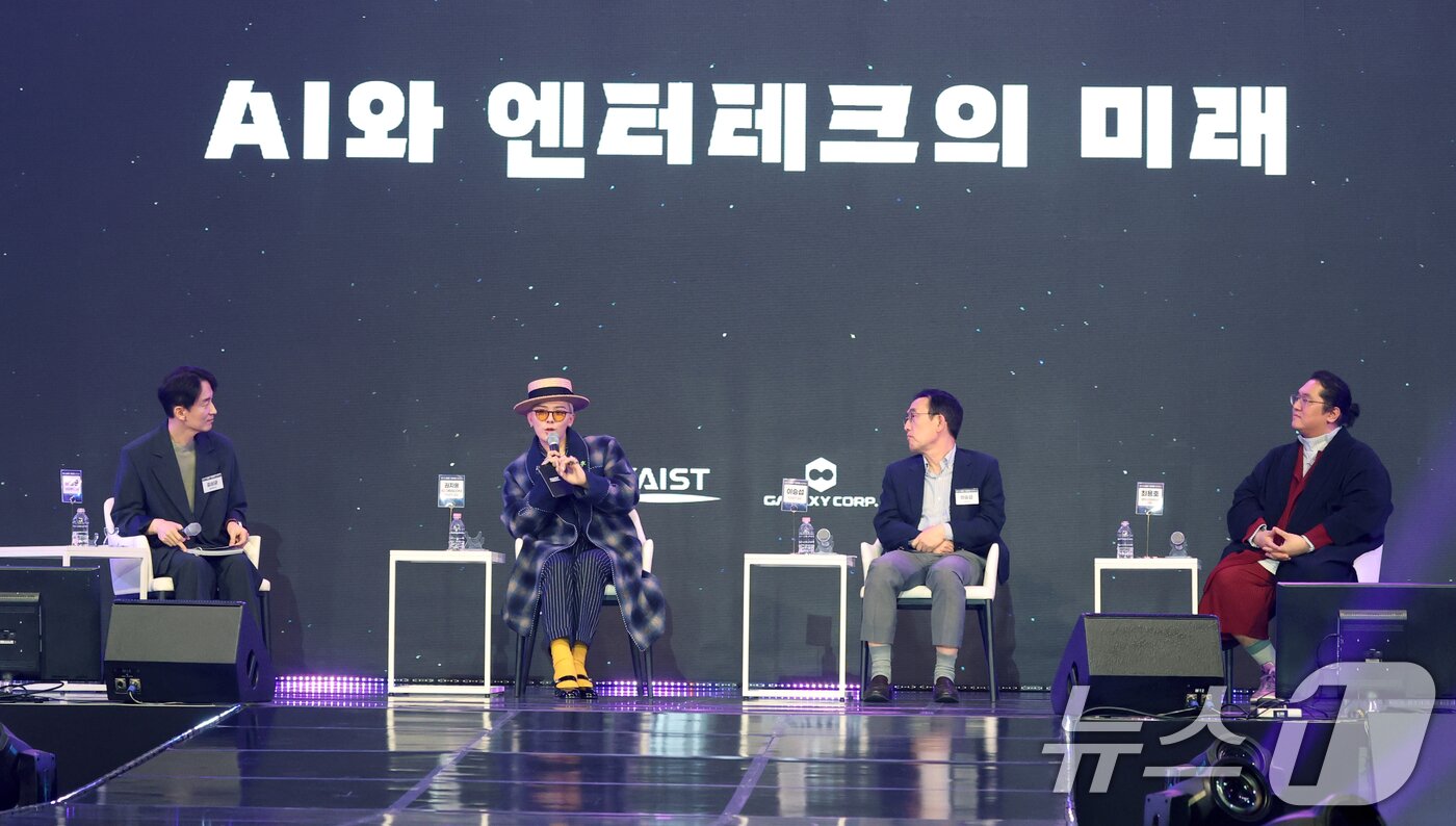 본문 이미지 - 빅뱅 지드래곤&#40;왼쪽 두번째&#41;이 9일 오후 대전 유성구 카이스트 본원 류근철 스포츠 컴플렉스에서 열린 &#39;이노베이트 코리아 2025&#39; 스페셜 토크쇼에서 &#39;AI엔터테크의 미래&#39;를 주제로 이야기를 하고 있다. ⓒ News1 권현진 기자
