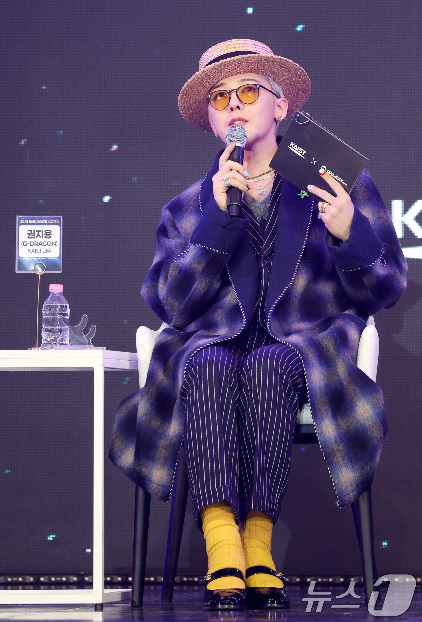 본문 이미지 - 빅뱅 지드래곤&#40;GD, 본명 권지용&#41;이 9일 오후 대전 유성구 카이스트 본원 류근철 스포츠 컴플렉스에서 열린 &#39;이노베이트 코리아 2025&#39; 스페셜 토크쇼에서 인사말을 하고 있다. 이날 지드래곤은 노란 양말에 메리제인 구두를 신고 나타나 눈길을 끌었다. ⓒ News1 권현진 기자