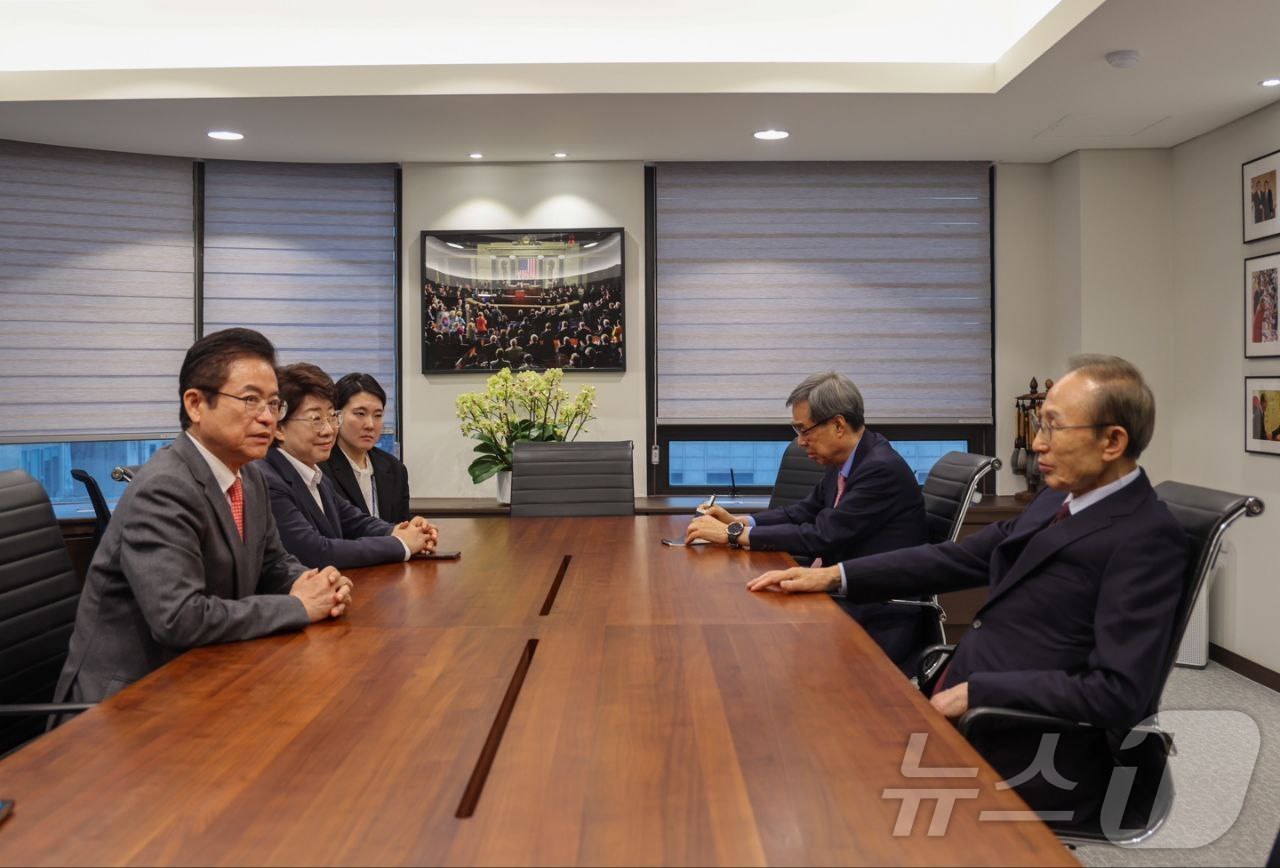 (서울=뉴스1) = 대선 출마를 선언한 이철우 경북도지사가 9일 서울 서초구 이명박 재단을 찾아 이명박 전 대통령을 예방하고 있다. (이철우 캠프 제공, 재판매 및 DB 금지) 2 …