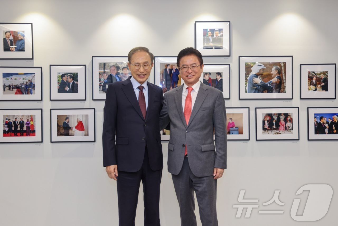 (서울=뉴스1) = 대선 출마를 선언한 이철우 경북도지사가 9일 서울 서초구 이명박 재단을 찾아 이명박 전 대통령을 예방하고 있다. (이철우 캠프 제공, 재판매 및 DB 금지) 2 …