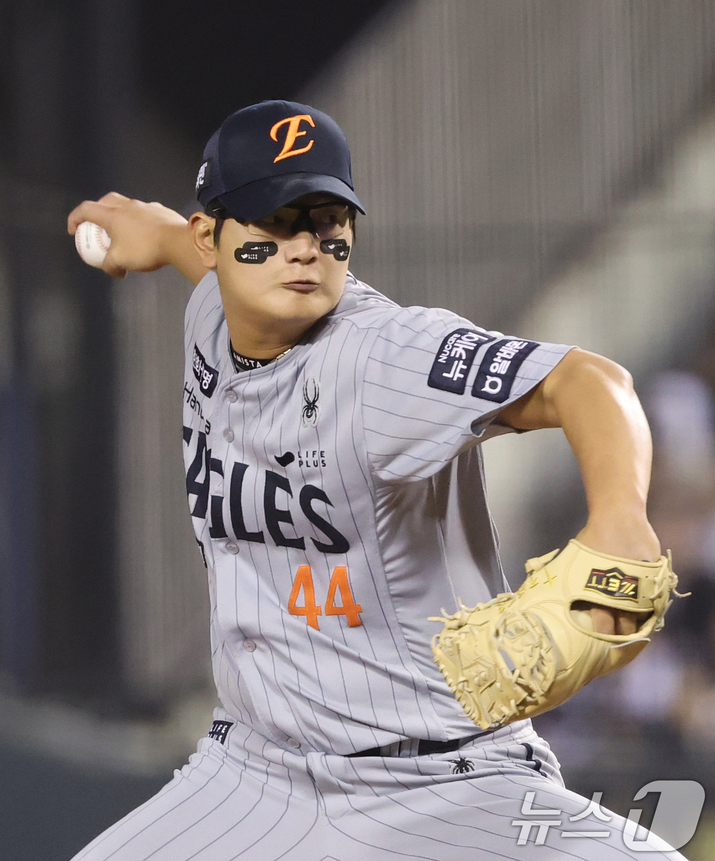 (서울=뉴스1) 오대일 기자 = 9일 오후 서울 송파구 잠실야구장에서 열린 프로야구 '2025 신한 SOL 뱅크 KBO리그' 한화 이글스와 두산 베어스의 경기에서 9회말 등판한 한 …