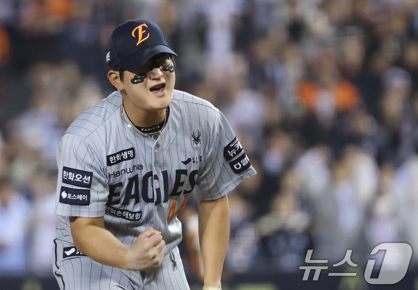 (서울=뉴스1) 오대일 기자 = 9일 오후 서울 송파구 잠실야구장에서 열린 프로야구 '2025 신한 SOL 뱅크 KBO리그' 한화 이글스와 두산 베어스의 경기 9회말 2사 2루 상 …