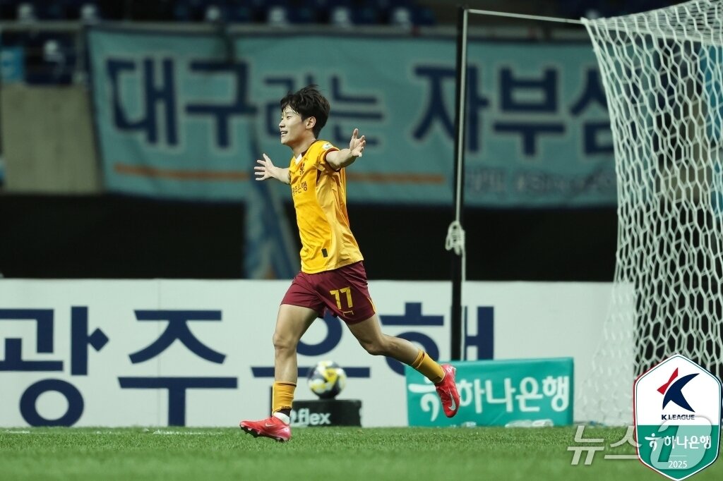 본문 이미지 - 광주FC가 9일 열린 하나은행 K리그1 2025 10라운드에서 대구FC에 2-1로 이겼다. 사진은 전반 46분 득점을 기록한 오후성. (한국프로축구연맹 제공)