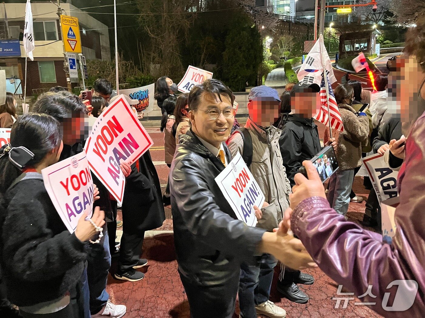 본문 이미지 - 7일 오후 8시 30분쯤 윤상현 국민의힘 의원이 윤석열 전 대통령 지지자들이 참석한 집회에 나타났다.2025.4.9 뉴스1/ 김종훈 기자