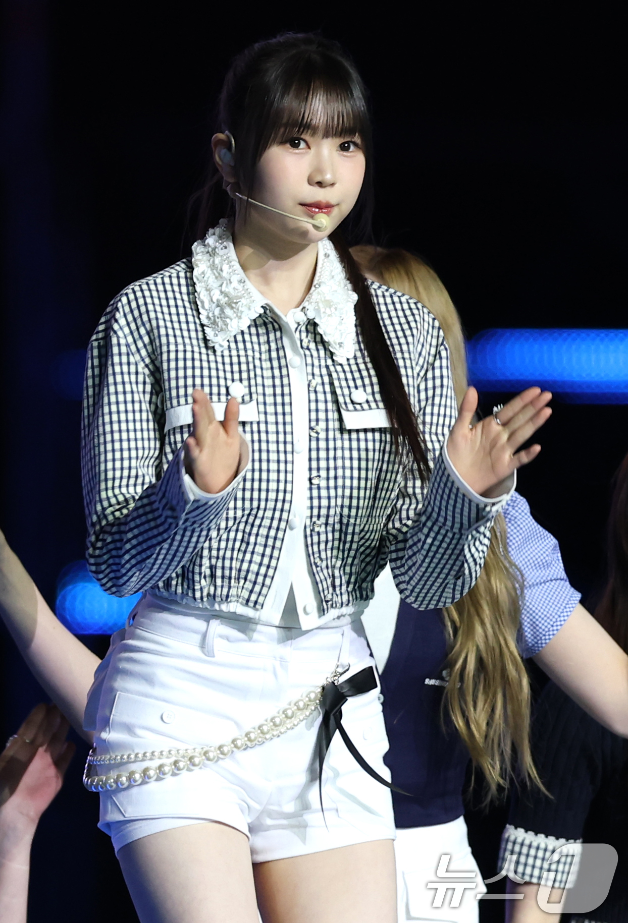 (서울=뉴스1) 권현진 기자 = 하츠투하츠 예온이 30일 서울 마포구 상암 월드컵경기장에서 열린 ‘서울스프링페스타 WONDER SHOW’에서 무대를 오르고 있다. 2025.5.1/ …