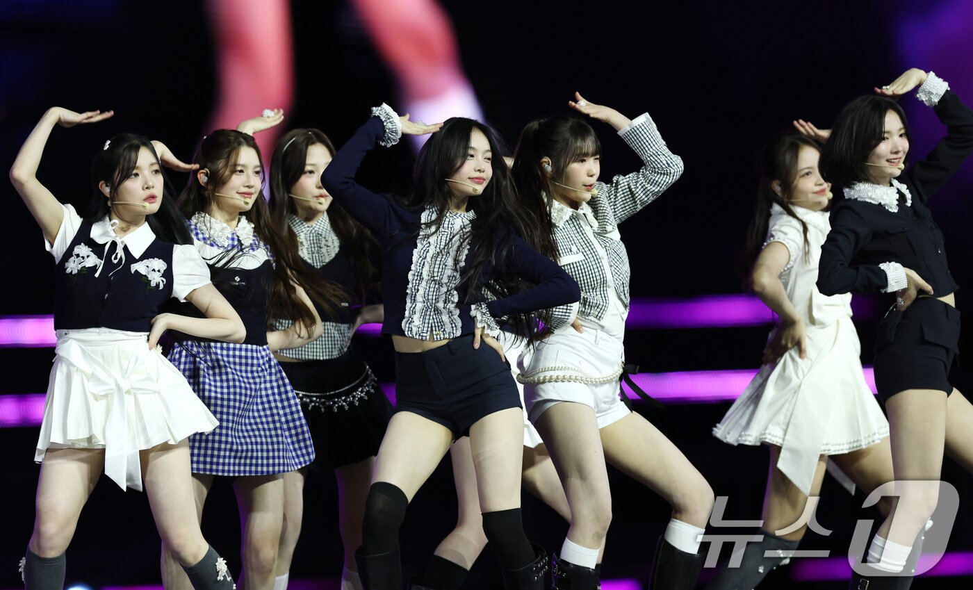 본문 이미지 - 하츠투하츠가 30일 서울 마포구 상암 월드컵경기장에서 열린 ‘서울스프링페스타 WONDER SHOW’에 출연해 화려한 무대를 선보이고 있다. ⓒ News1 권현진 기자