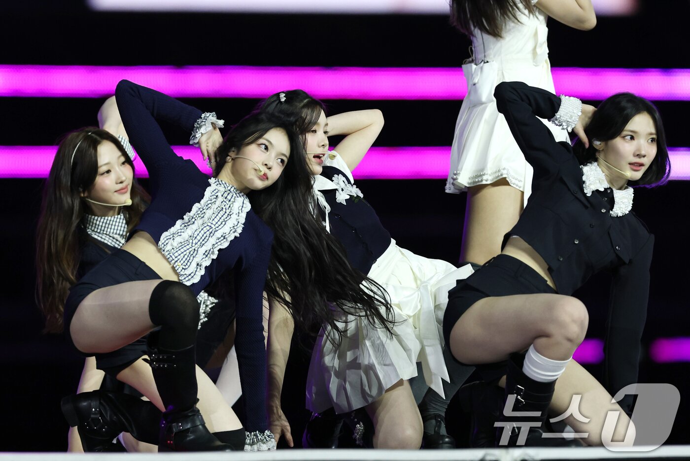 본문 이미지 - 하츠투하츠가 30일 서울 마포구 상암 월드컵경기장에서 열린 ‘서울스프링페스타 WONDER SHOW’에 출연해 매력적인 무대를 선보이고 있다. ⓒ News1 권현진 기자