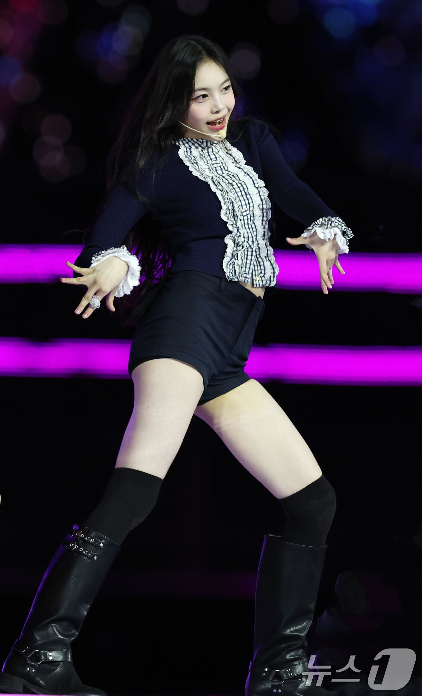 본문 이미지 - 하츠투하츠 이안이 30일 서울 마포구 상암 월드컵경기장에서 열린 ‘서울스프링페스타 WONDER SHOW’에 출연해 화려한 무대를 선보이고 있다. ⓒ News1 권현진 기자