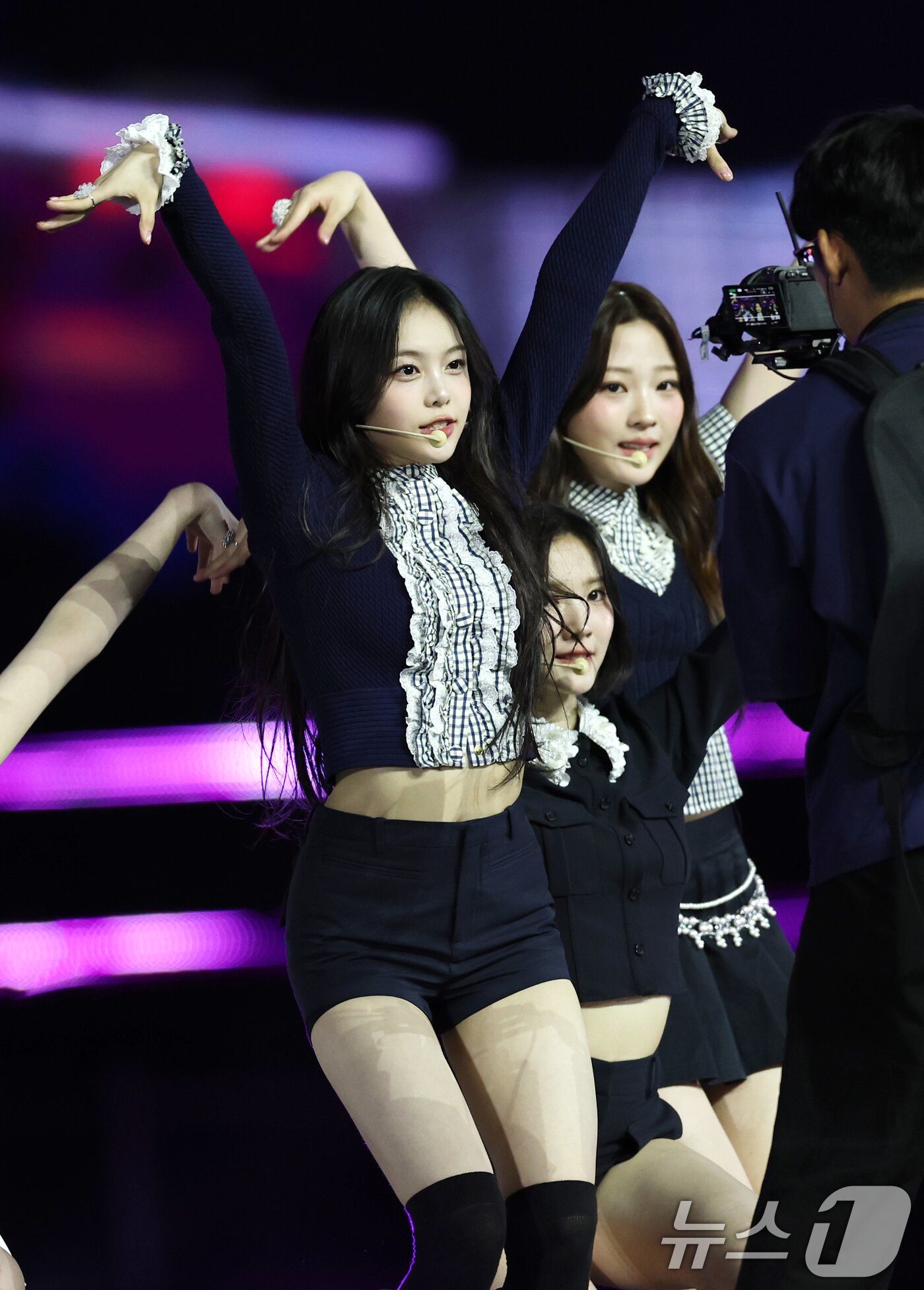 본문 이미지 - 하츠투하츠 이안이 30일 서울 마포구 상암 월드컵경기장에서 열린 ‘서울스프링페스타 WONDER SHOW’에 출연해 화려한 무대를 선보이고 있다. ⓒ News1 권현진 기자