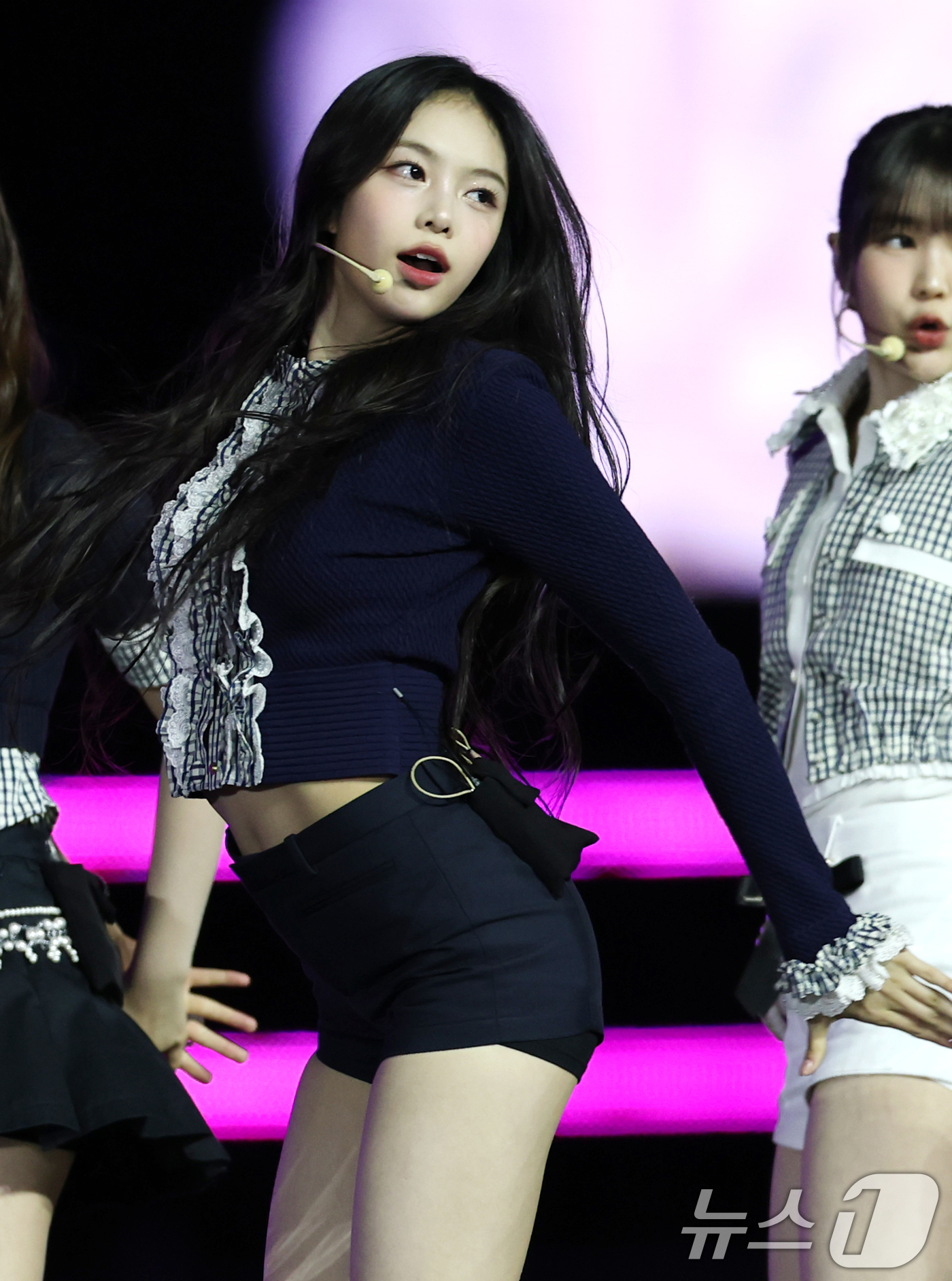 (서울=뉴스1) 권현진 기자 = 하츠투하츠 이안이 30일 서울 마포구 상암 월드컵경기장에서 열린 ‘서울스프링페스타 WONDER SHOW’에 출연해 화려한 무대를 선보이고 있다. 2 …