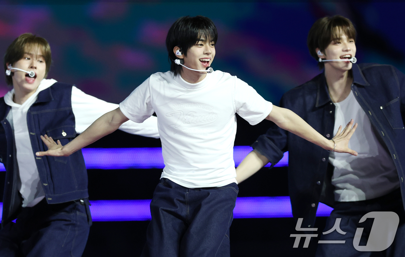 (서울=뉴스1) 권현진 기자 = 투어스 도훈이 30일 서울 마포구 상암 월드컵경기장에서 열린 ‘서울스프링페스타 WONDER SHOW’에 출연해 화려한 무대를 선보이고 있다. 202 …