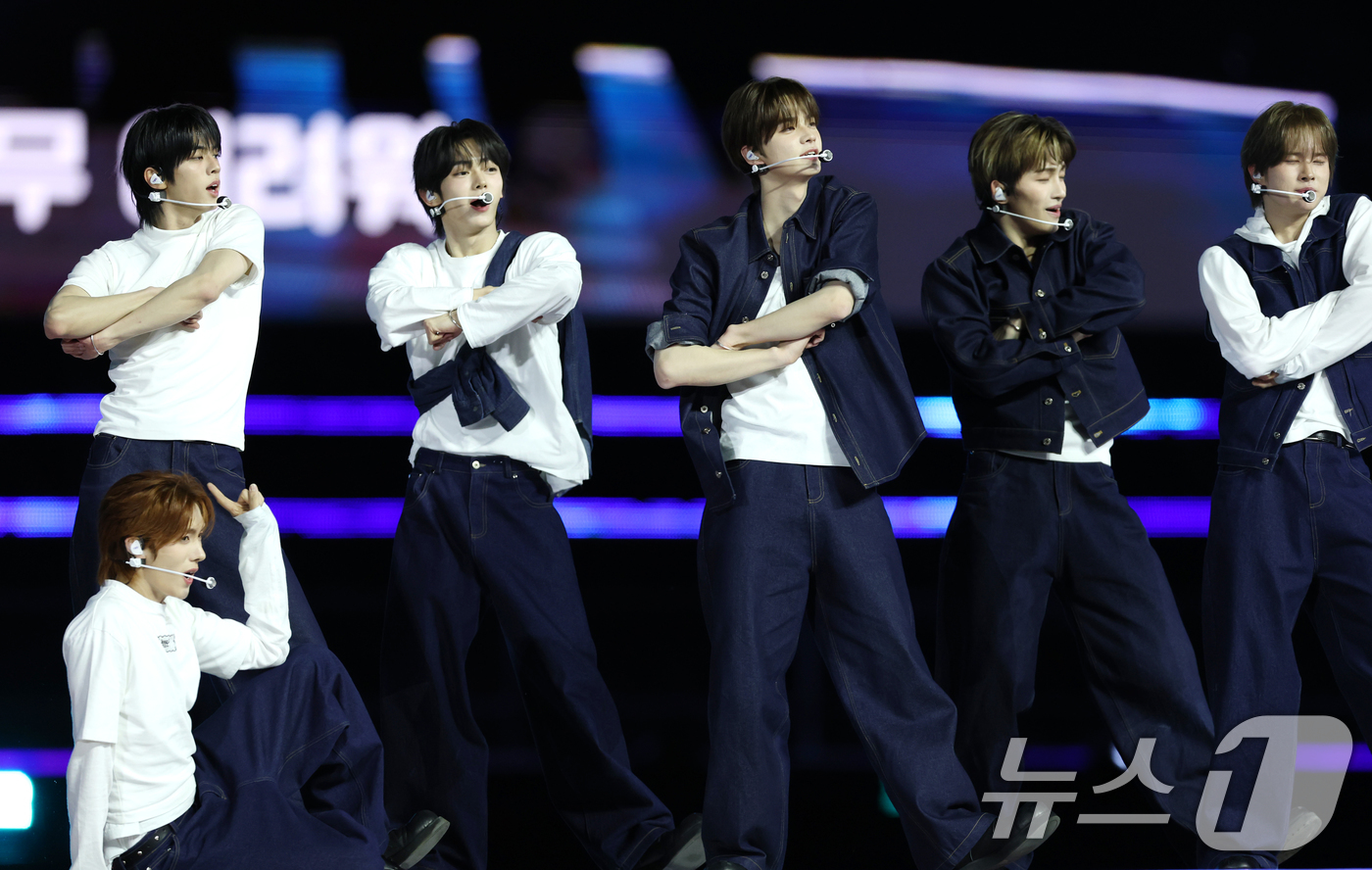(서울=뉴스1) 권현진 기자 = 투어스가 30일 서울 마포구 상암 월드컵경기장에서 열린 ‘서울스프링페스타 WONDER SHOW’에 출연해 화려한 무대를 선보이고 있다. 2025.5 …