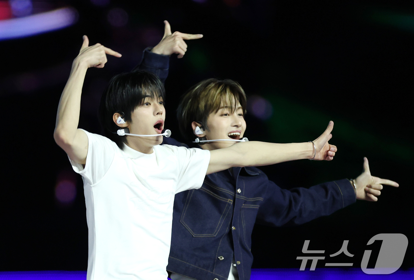 (서울=뉴스1) 권현진 기자 = 투어스 도훈과 지훈(오른쪽)이 30일 서울 마포구 상암 월드컵경기장에서 열린 ‘서울스프링페스타 WONDER SHOW’에 출연해 화려한 무대를 선보이 …
