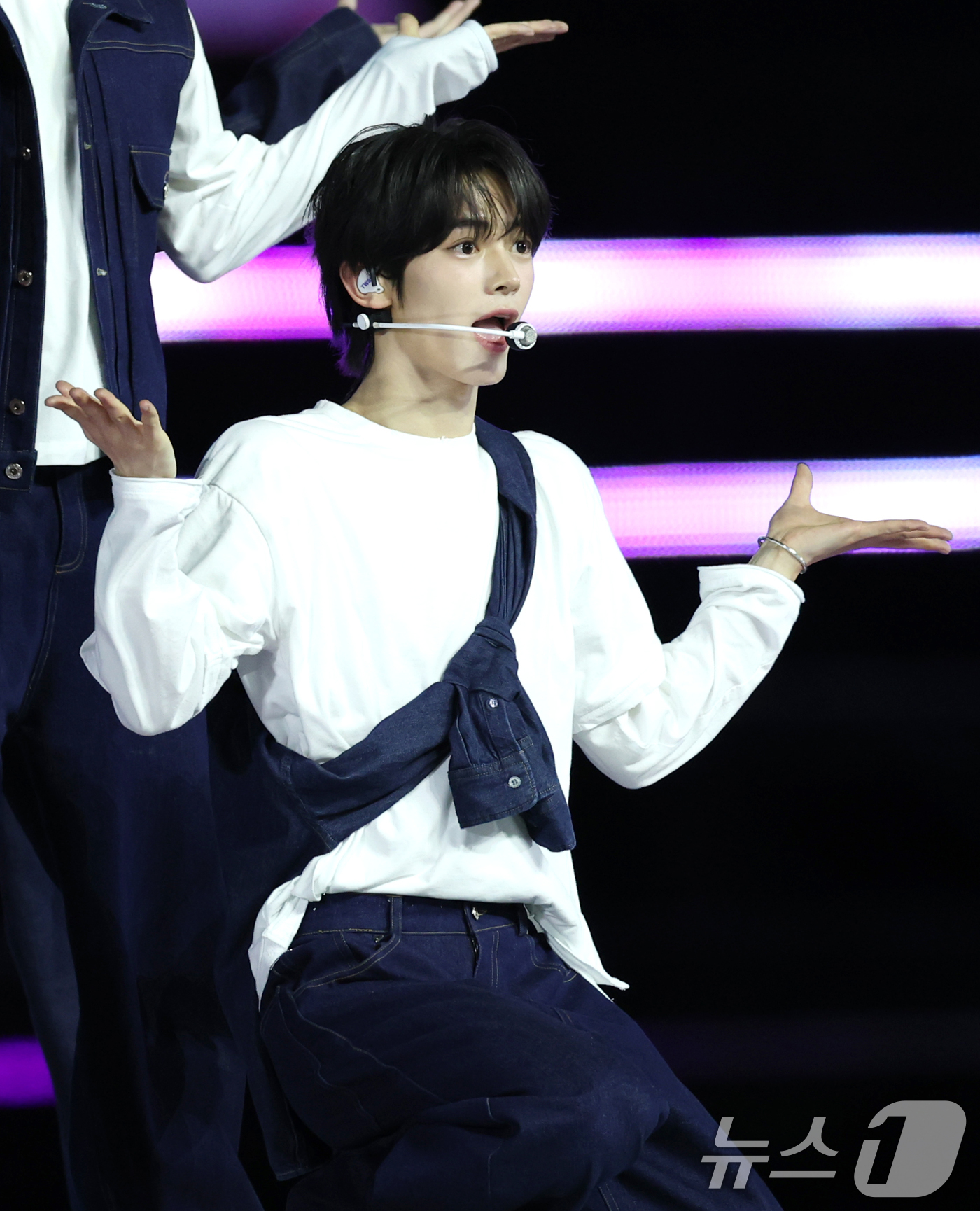 (서울=뉴스1) 권현진 기자 = 투어스 한진이 가 30일 서울 마포구 상암 월드컵경기장에서 열린 ‘서울스프링페스타 WONDER SHOW’에 출연해 화려한 무대를 선보이고 있다. 2 …