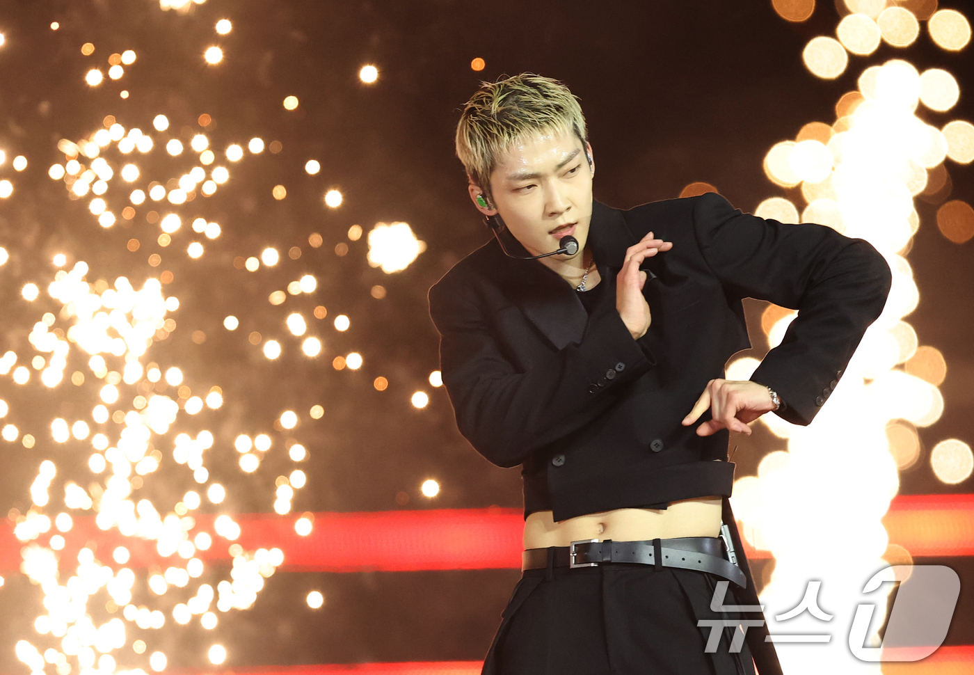 (서울=뉴스1) 권현진 기자 = 더보이즈 케빈이 30일 서울 마포구 상암 월드컵경기장에서 열린 ‘서울스프링페스타 WONDER SHOW’에 출연해 화려한 공연을 선보이고 있다. 20 …